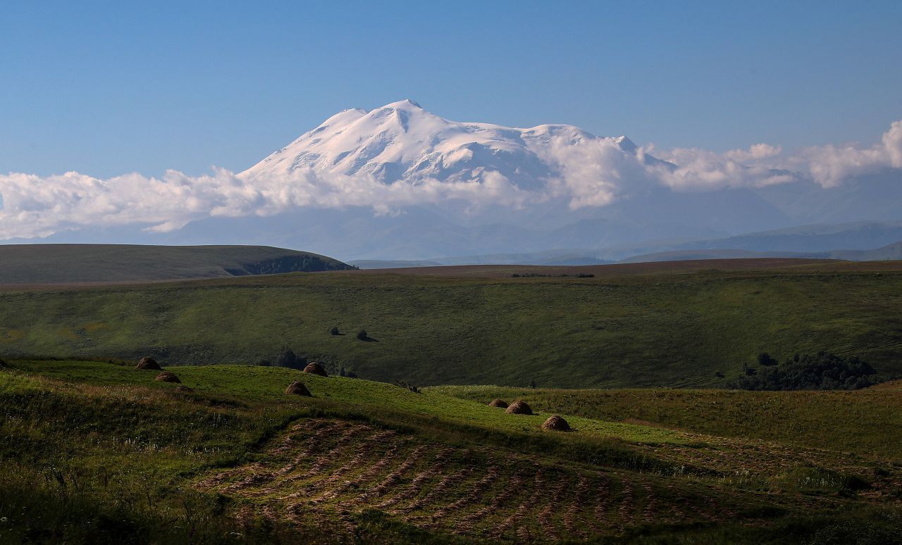 Der höchste Berg Europas liegt im Kaukasus. Elbrus kommt auf 5.642 Meter Höhe.