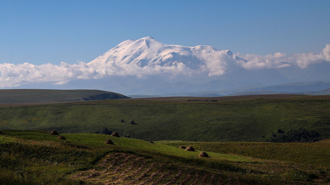 Der höchste Berg Europas liegt im Kaukasus. Elbrus kommt auf 5.642 Meter Höhe.