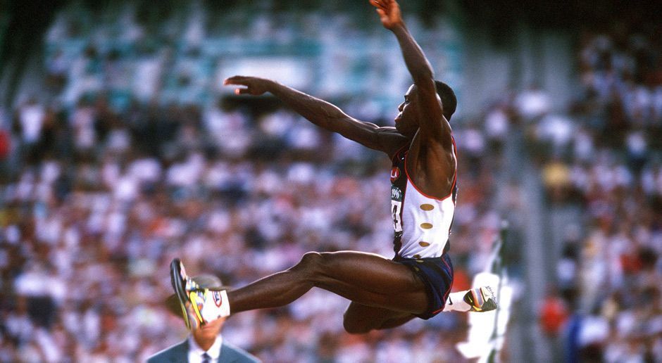 
                <strong>Carl Lewis gewinnt Weitsprung-Gold</strong><br>
                Neun olympische Goldmedaillen holte Carl Lewis, der Ausnahme-Athlet aus den USA, insgesamt. Bei den Spielen 1996 in Atlanta sicherte sich Lewis die vierte "Goldene" im Weitsprung in Folge. Danach zog er sich aus dem Leistungssport zurück.
              