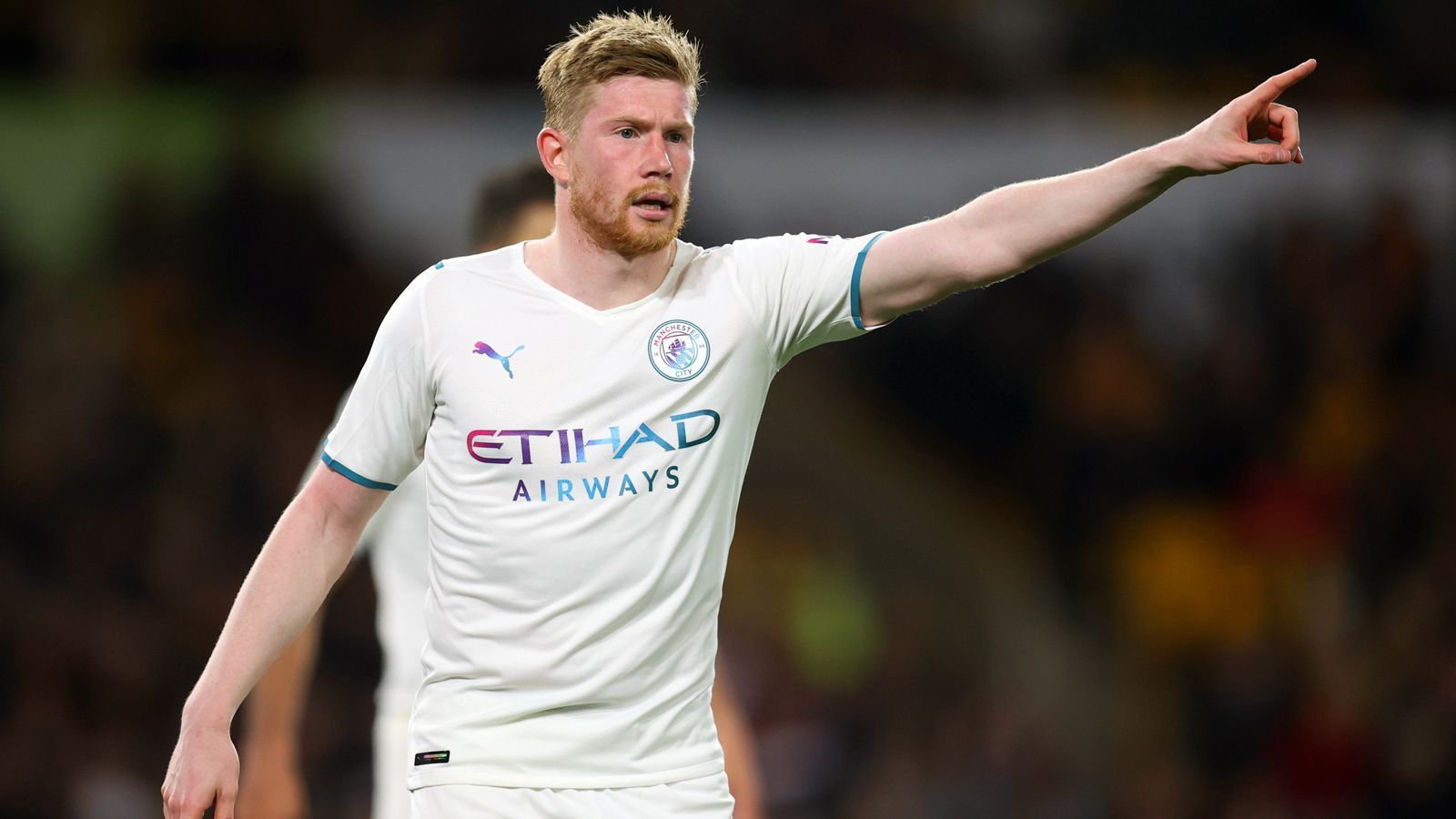 
                <strong>Mittelfeld: Kevin De Bruyne (Manchester City)</strong><br>
                Ein ganz entscheidender Faktor für den Titelgewinn von ManCity war der belgische Superstar Kevin De Bruyne. Der Mittelfeldspieler steuerte bei seinen 30 Einsätzen immerhin 15 Treffer und acht Vorlagen bei. Besonders im Saisonfinish lief der frühere Bremer und Wolfsburger zu Hochform auf. Am 33. Spieltag gelang De Bruyne beim 5:1-Sieg bei Wolverhampton ein Viererpack. Zudem bereitete er am letzten Spieltag den Treffer von Ilkay Gündogan zum 3:2-Sieg gegen Aston Villa vor.
              