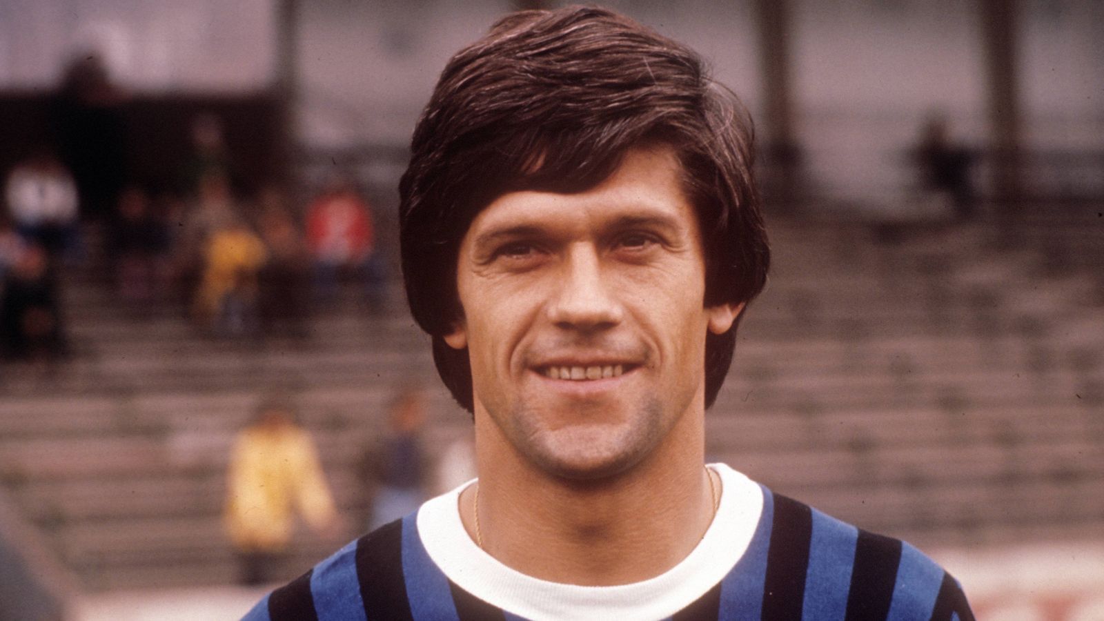 
                <strong>4 x Werner Lorant</strong><br>
                1 x Borussia Dortmund, 1 x FC Schalke 04, 1 x 1 FC Saarbrücken, 1 x Rot-Weiss Essen
              