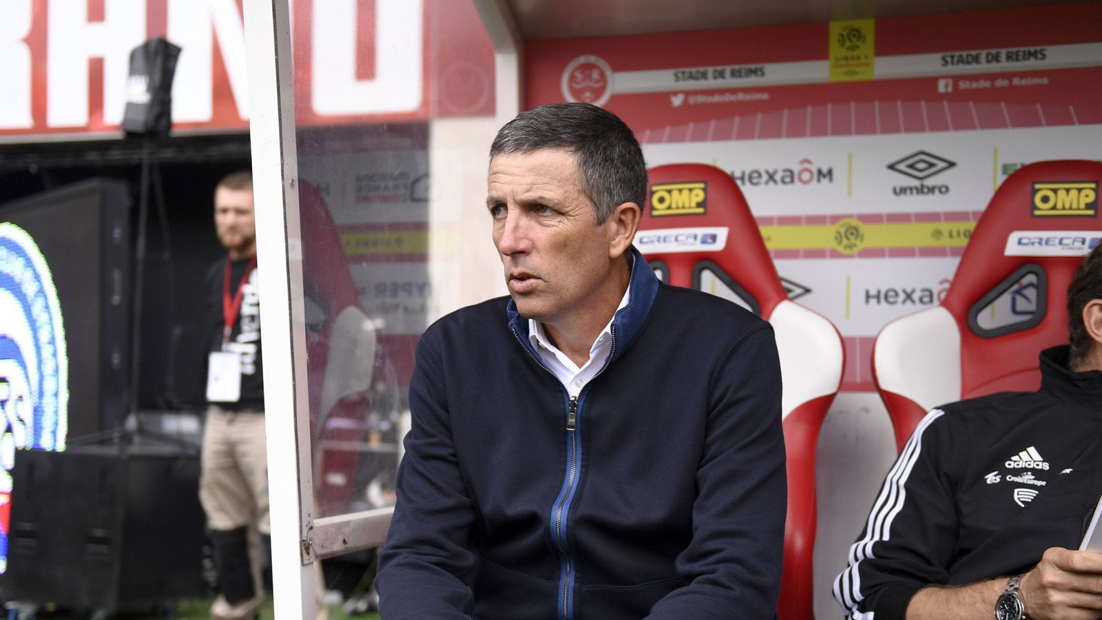 
                <strong>Der Erfolgstrainer: Thierry Laurey</strong><br>
                Mit Thierry Laurey kam der Erfolg endgültig zurück ins Elsass: 2016 übernahm der ehemalige Profi als Trainer, ein Jahr später führte er die Mannschaft als Ligue-2-Meister zurück in Frankreichs Oberhaus. Und auch in der Ligue 1 präsentierten sich die Elsässer unter Laurey konkurrenzfähig, nach dem Klassenerhalt in der Saison 17/18 mit Platz 15 und einem Punkt über dem Strich, wurde es in der vergangenen Saison ein solider elfter Platz. Der Vertrag des 55-Jährigen läuft im kommenden Sommer aus.
              