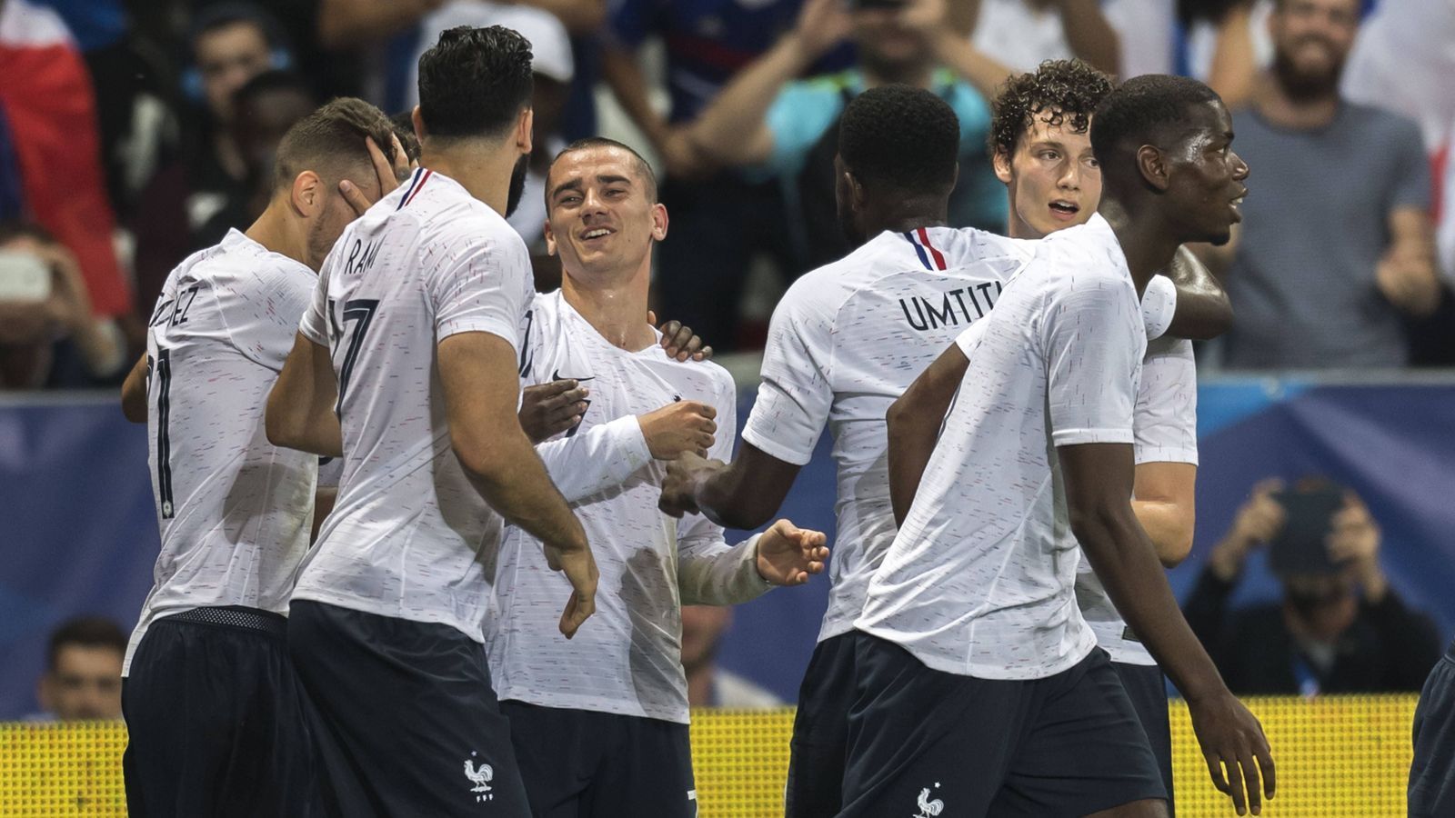 
                <strong>Platz 1 - Frankreich</strong><br>
                Der Aufschwung in Frankreich hält an. Seit der WM 2014, bei der die Equipe Tricolore nur knapp im Viertelfinale an Deutschland scheiterte, verbesserten sich die Franzosen kontinuierlich. Die Qualifikation meisterte der Vize-Europameister souverän, in den letzten drei Testspielen vor der Endrunde gabe es ein überzeugendes 3:1 gegen Italien, ein 2:0 gegen Irland und zuletzt ein holpriges 1:1 gegen die USA. Frankreich hat ein homogenes Team, aus dem Superstar Antoine Griezman herausragt. Sechs verschiedene Torschützen der letzten sechs Treffer belegen, wie ausgeglichen die Mannschaft von Didier Deschamps ist.
              