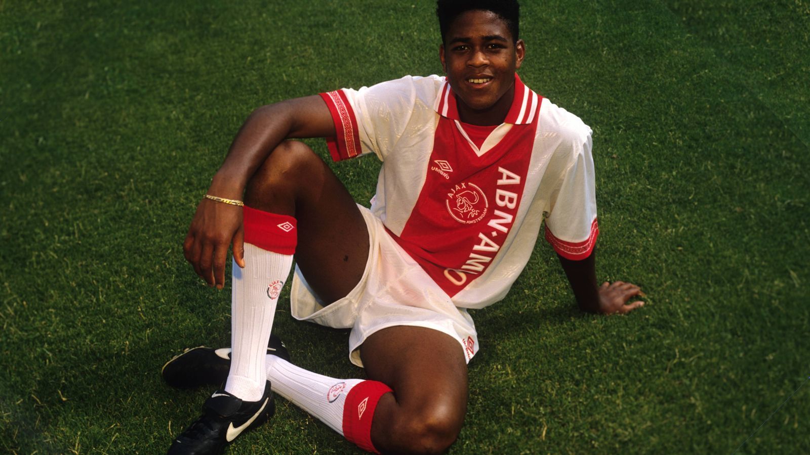 
                <strong>Patrick Kluivert (Ajax Amsterdam)</strong><br>
                Der Angreifer schafft in der Saison 1994/95 bei Ajax Amsterdam unter Louis van Gaal den Durchbruch. In der niederländischen Liga trifft er in seiner Premieren-Saison in 25 Spielen 18 Mal. Im Champions-League-Finale besorgt der damals 18-Jährige den 1:0-Siegtreffer von Ajax. Danach spielt er in Barcelona erneut unter van Gaal und ist dessen Assistent als Bondscoach.
              