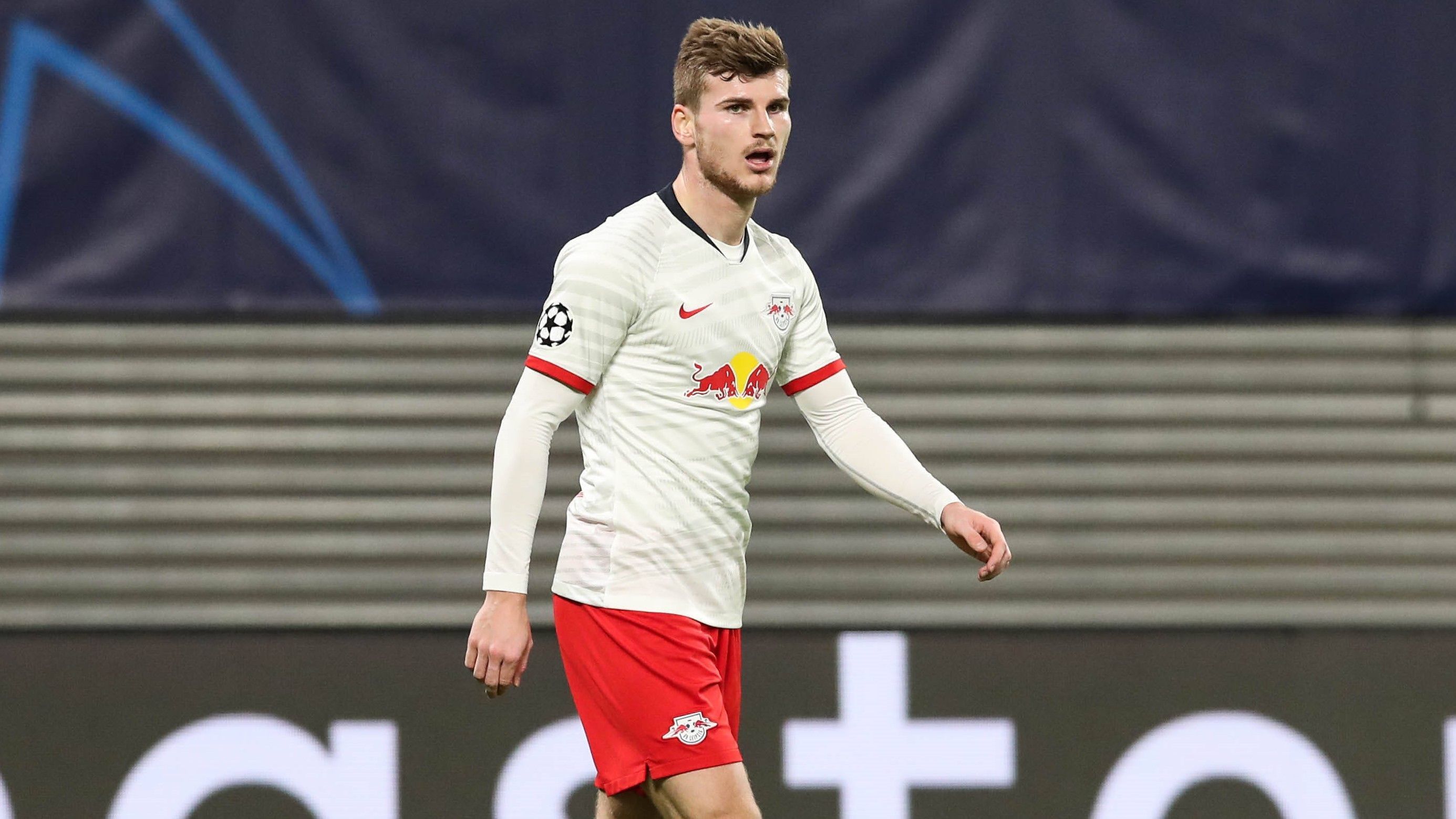 
                <strong>Timo Werner (RB Leipzig)</strong><br>
                Timo Werner spielte zuletzt eine starke Bundesliga-Saison. Da wundert es kaum, wenn sich auch der FC Bayern mit einer Verpflichtung des Leipziger Stürmers beschäftigt. Laut Sportdirektor Markus Krösche liegen jedoch noch keine Angebote für den Nationalstürmer vor. Diese könnten jedoch auch aus England kommen. Denn nach übereinstimmenden Medienberichten gilt der FC Liverpool als Top-Anwärter für den Nationalspieler. Werner hat schon vor der Corona-Krise mit verschiedenen Premier-League-Klubs in Verbindung gestanden. Neben den "Reds" sind auch der FC Chelsea und Manchester United immer wieder in britischen Medien genannt worden. Ein Wechsel in die Premier League könnte im Sommer am Corona-Virus scheitern. Das räumte zuletzt Leipzigs Manager Markus Krösche gegenüber "Sport 1" ein.
              