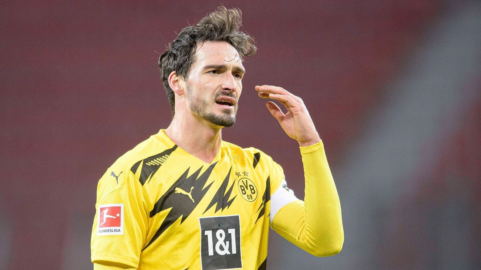 
                <strong>BVB unter Favre in der Krise - Hummels gefrustet</strong><br>
                Der BVB bricht im Laufe der Hinrunde ein. Es droht sportlich das Schlimmste: das Verpassen der Champions League. Hummels setzt immer wieder deutliche Zeichen, schlägt in einem Interview nach der Niederlage gegen Union Berlin heftig in eine Werbewand. Der Abwehrchef geht auch in schwierigen Phasen voran und ist nach dem Trainerwechsel - Edin Terzic übernimmt für Lucien Favre - eines der Gesichter des Aufschwungs.
              