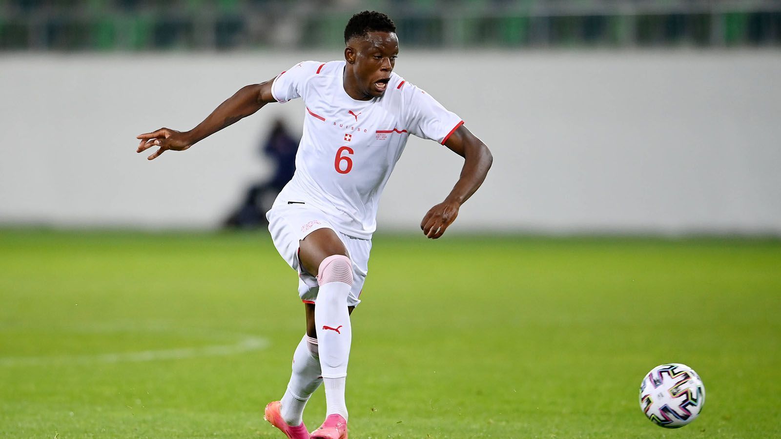 
                <strong>Denis Zakaria (Mittelfeld)</strong><br>
                Der Gladbacher ist wohl der nominelle Ersatz für den gesperrten Xhaka. Bislang hat er gerade einmal 24 Minuten bei dieser EM gespielt, weil eben der Kapitän gesetzt war. Auch in der abgelaufenen Bundesliga-Saison konnte Zakaria bei den Fohlen in 25 Partien gerade einmal zwei Scorerpunkte sammeln. 
              