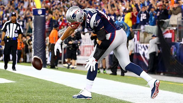 
                <strong>Rob Gronkowski</strong><br>
                Den Ball in der Endzone wuchtig auf den Boden zu hämmern ist der typischste Jubel beim Football. Tight End Rob Gronkowski von den New England Patriots ist aber ein so außergewöhnlicher Spieler, dass er diesem 08/15-Jubel eine spezielle Note verleihen konnte. Der "Gronk Spike" verzückt die Fans der "Pats" fast jede Woche.
              