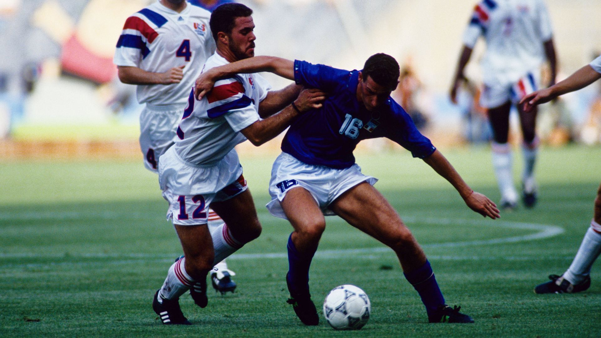 
                <strong>1992 - Renato Buso (Italien)</strong><br>
                &#x2022; <strong>Anzahl der A-Länderspiele:</strong> 4 <br>&#x2022; <strong>spätere Erfolge: </strong>Finalist im Pokal der Landesmeister 1992 mit Sampdoria Genua<br>
              