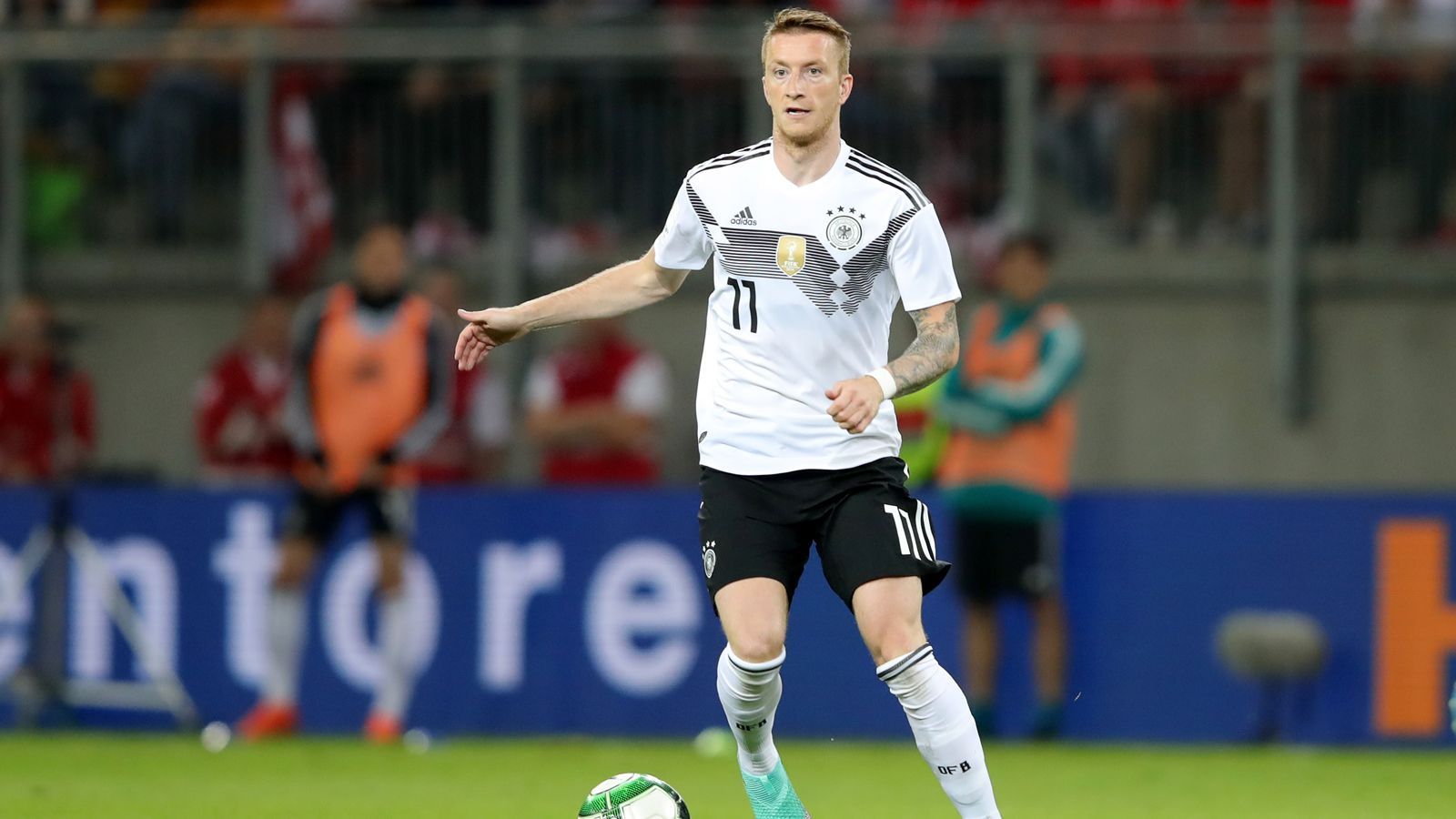 
                <strong>Marco Reus</strong><br>
                Über links stürmt Marco Reus - endlich, möchte man sagen. Nach zahlreichen Verletzungen verpasste der Dortmunder fast alle großen Turniere. Nun scheint der Körper mitzuspielen - und an Tempodribbler Reus führt kein Weg vorbei. Bundestrainer Joachim Löw lobte zuletzt die "außergewöhnlichen Fähigkeiten" seiner "Rakete", die auch bei uns den Stammplatz für Mexiko sicher hat.
              