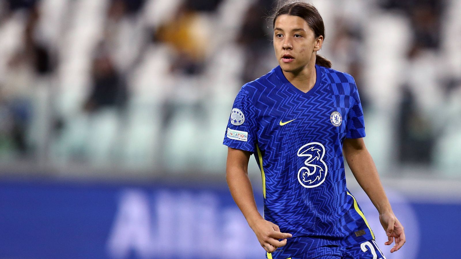 
                <strong>Samantha Kerr: Die bestbezahlte Spielerin der Welt</strong><br>
                Grundsätzlich zählt der FC Chelsea zu den investitionsfreudigsten Vereinen. Die australische Nationalspielerin Samantha Kerr spielt seit dem Jahre 2019 in London und soll ein Jahresgehalt in Höhe von etwa 500.000 Euro kassieren. Dies soll das höchste Gehalt im Frauen-Fußball sein.
              