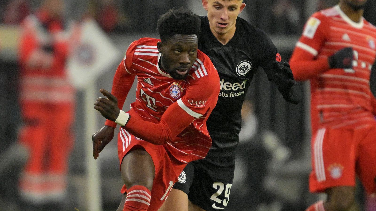 
                <strong>Alphonso Davies (FC Bayern München)</strong><br>
                Wie immer viel in Bewegung, aber erneut mit zu vielen Fehlpässen. Muss defensiv bei den schnellen Frankfurter Gegenstößen aufpassen und kann daher nur wenig nach vorne machen. ran-Note: 4
              