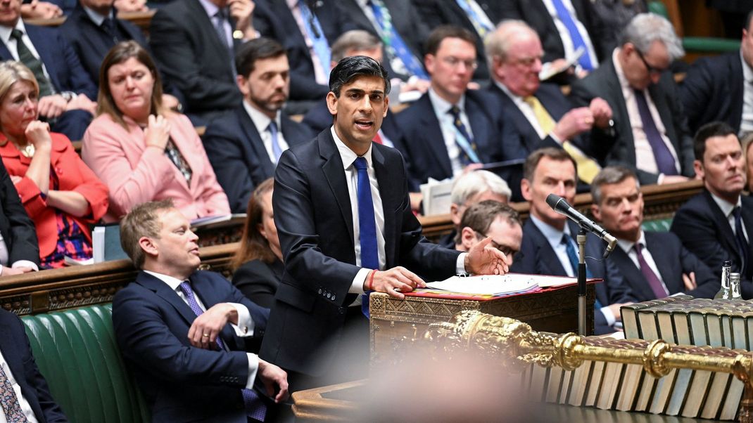 Das Unterhaus des britischen Parlaments hat das Ruanda-Gesetz zur Abschiebung von Flüchtlingen gebilligt. Jetzt muss Rishi Sunak liefern und massenhaft abschieben.


