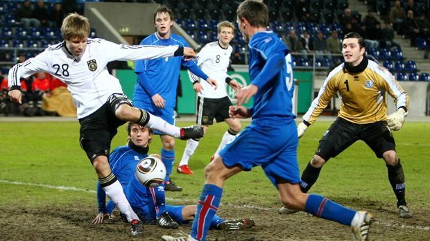 
                <strong>Deutscher U21 die EM versaut</strong><br>
                Die EM versaut: Nachdem die deutsche U21 im Hinspiel der EM-Qualifikation 2010 nur ein 2:2 schafft, servieren die Nordlichter Schürrle, Höwedes und Co. im Rückspiel mit 4:0 ab - die Deutschen reisen nicht zur EM.
              