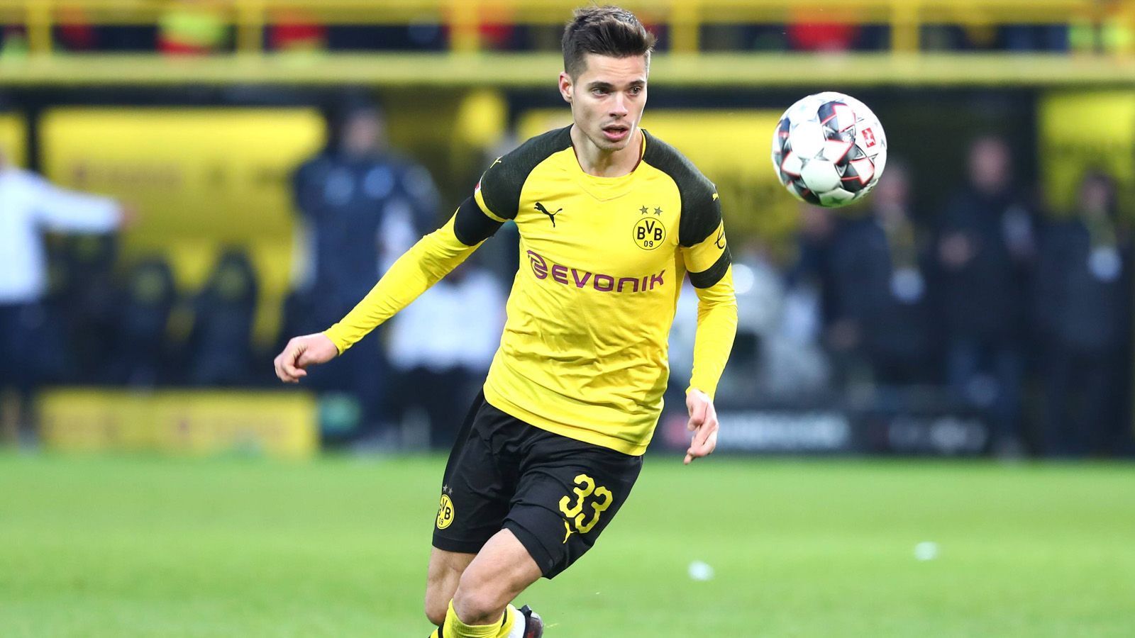 
                <strong>Julian Weigl (23)</strong><br>
                Eine schwierige Saison durchlebt derzeit Julian Weigl, der 2015 als 19-Jähriger von 1860 München zum BVB wechselte. Während Weigl unter Ex-Coach Thomas Tuchel als Shootingstar noch zu den absoluten Stammspielern zählte, hat es der Ex-Löwe unter Trainer Lucien Favre etwas schwerer. Das liegt vor allem an der starken Konkurrenz um Axel Witsel, der als absoluter Chef im BVB-Mittelfeld gilt. Neben dem Belgier muss sich Weigl die Einsatzzeiten mit Mo Dahoud und Thomas Delaney teilen, teilweise wird er sogar als Innenverteidiger aufgeboten. In der laufenden Saison kommt er deshalb erst auf elf Bundesliga-Einsätze. Dennoch hält Lucien Favre große Stücke auf den Mittelfeldmann und würde Weigl gerne über den Sommer hinaus behalten.
              