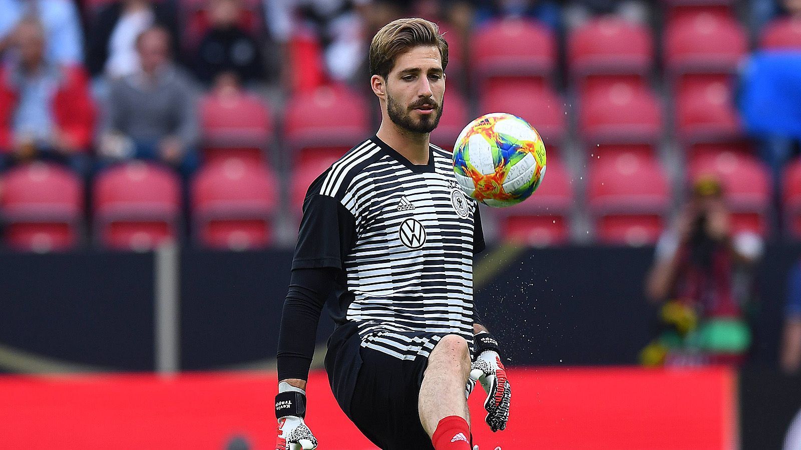 
                <strong>Tor</strong><br>
                Kevin Trapp (Eintracht Frankfurt): Laboriert derzeit noch an einer schweren Schulterverletzung und wird wohl erst im Januar wieder auf dem Platz stehen. Liefert sich ein Duell um Platz drei mit Bernd Leno, dürfte dort aber aktuell nicht vorne liegen. ran-Fazit: Gute Chancen
              