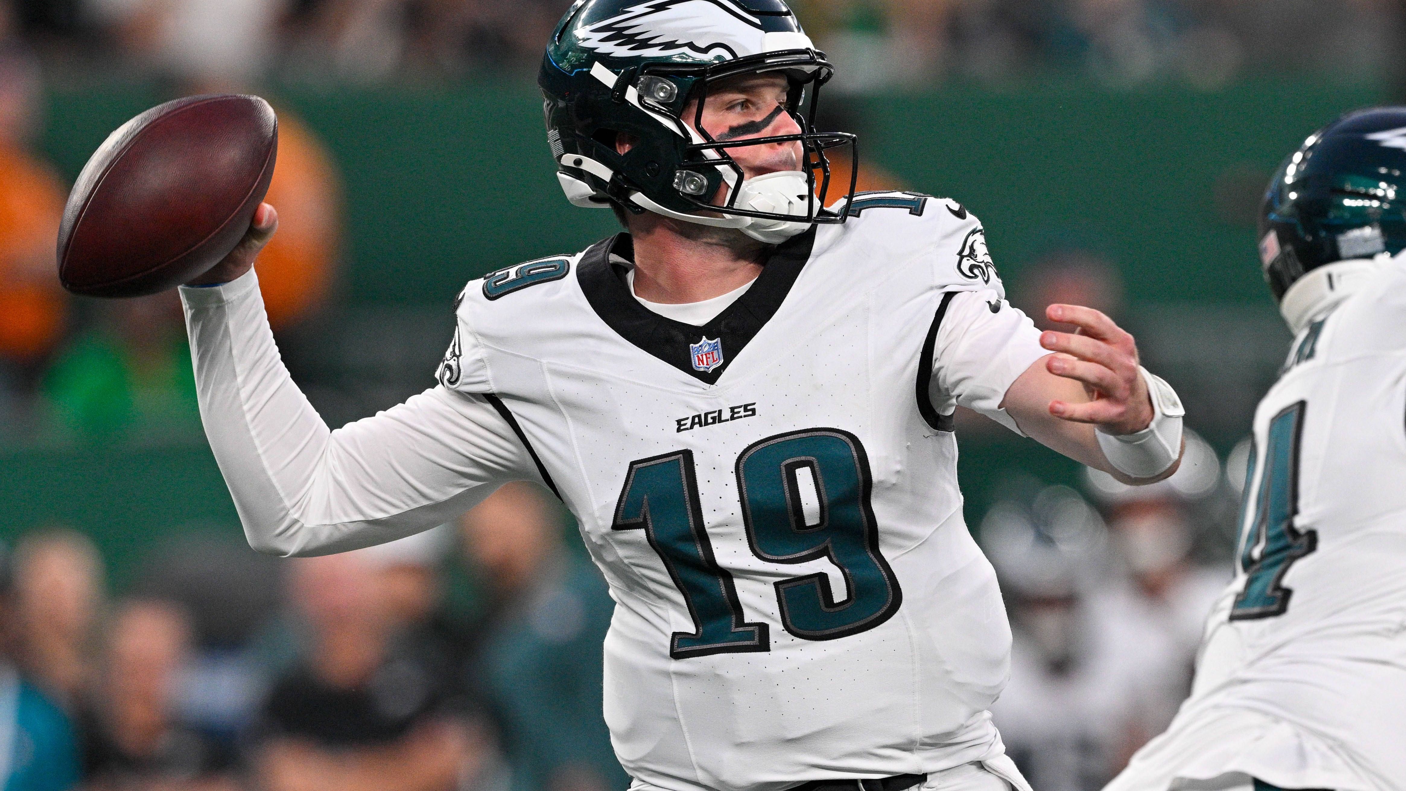 <strong>Kyle McCord (Philadelphia Eagles)</strong><br>Für den Sechstrunden-Pick lief die Preseason alles andere als rund. Eine Completion Rate von 42,9% und 3,4 Yards pro Passversuch waren wahrlich keine Empfehlung. Insbesondere in Woche 3 gegen die Jets war der 22-Jährige wacklig. Unter anderem verursachte er mit einem viel zu riskanten Pass in die Double Coverage eine Interception. Am Ende stehen nach der Preseason ein Passing Touchdown und zwei Interceptions. Als NFL-reifer Backup für Jalen Hurts konnte sich McCord nicht empfehlen.