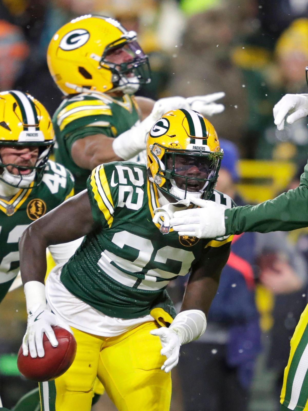 NFL, American Football Herren, USA Miami Dolphins at Green Bay Packers Nov 28, 2024; Green Bay, Wisconsin, USA; Green Bay Packers cornerback Robert Rochell (22) recovers a fumble on a punt return a...