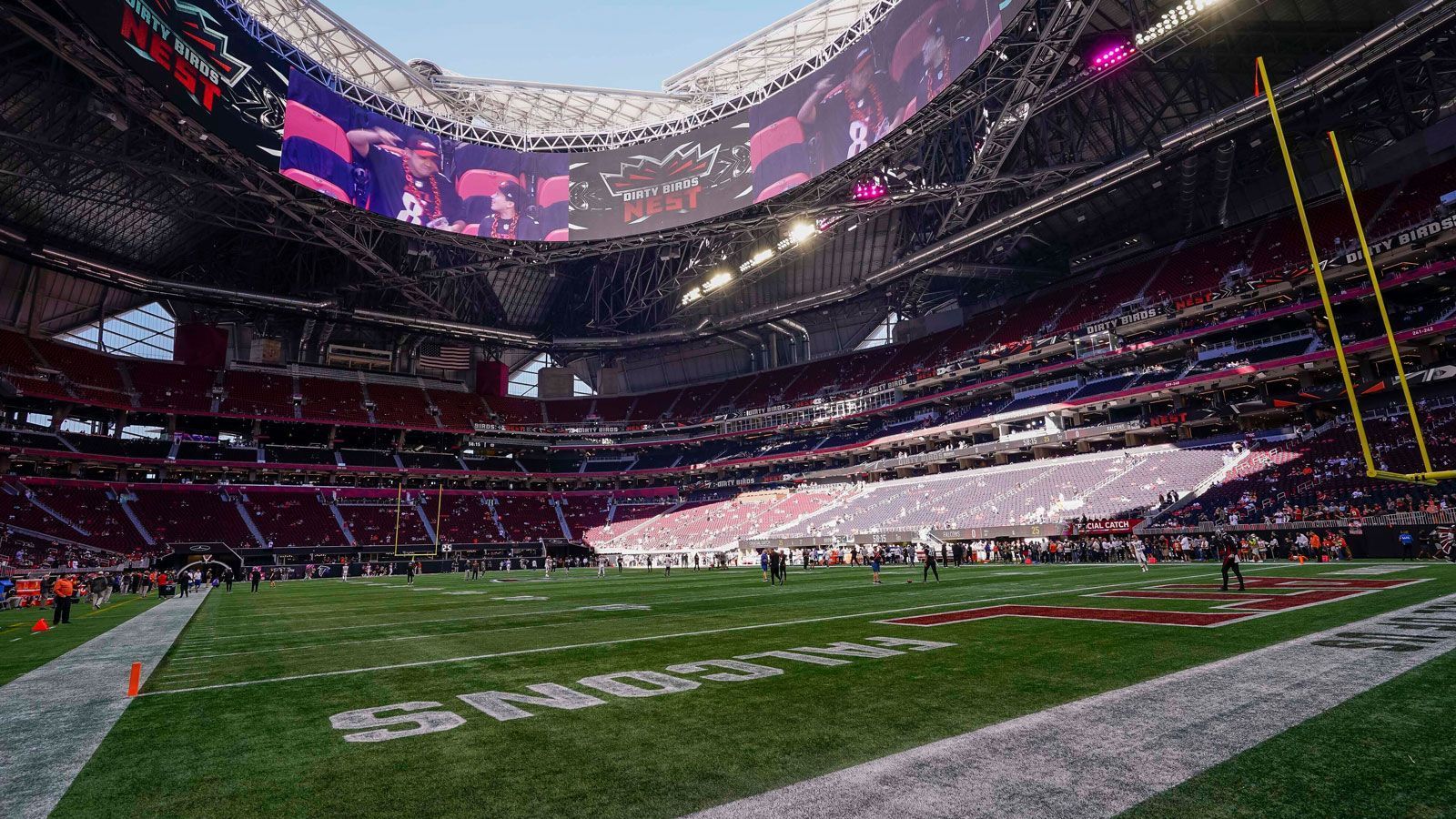 
                <strong>Atlanta Falcons: Mercedes-Benz Stadium</strong><br>
                Bester Name laut ChatGPT: "Flight Deck"
              