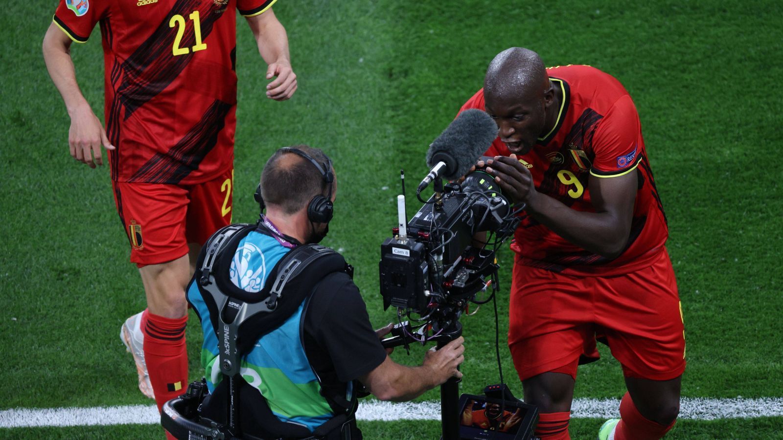 
                <strong>Gewinner: Romelu Lukaku</strong><br>
                Belgien gelang am 1. Spieltag der Gruppe ein ungefährdeter 3:0-Sieg gegen Russland in St. Petersburg. Dabei stach Doppeltorschütze Romelu Lukaku mal wieder hervor. Der bullige Angreifer, der bereits für Inter Mailand die Serie A kurz und klein schoss und den Meistertitel feierte, dachte jedoch direkt nach dem ersten Tor an seinen Mannschaftskameraden Christian Eriksen, dessen Zusammenbruch sich nur wenige Stunden vorher ereignete. "Stay Strong Chris, I love you", sagte Lukaku während des Spiels in die Kamera. Eine bewegende Geste eines großartigen Stürmers.
              