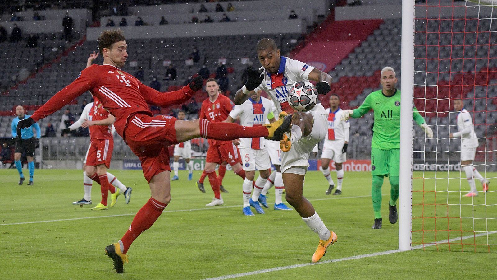 
                <strong>Leon Goretzka</strong><br>
                Auch er wird in der dritten Minute beim schnellen Konter der Gäste mit überrumpelt. Stört die Franzosen aber anschließend immer wieder effektiv beim Spielaufbau, scheitert zudem selbst per Kopf an Navas. Muss aber in der 33. Minute verletzt vom Platz. ran-Note: 3
              