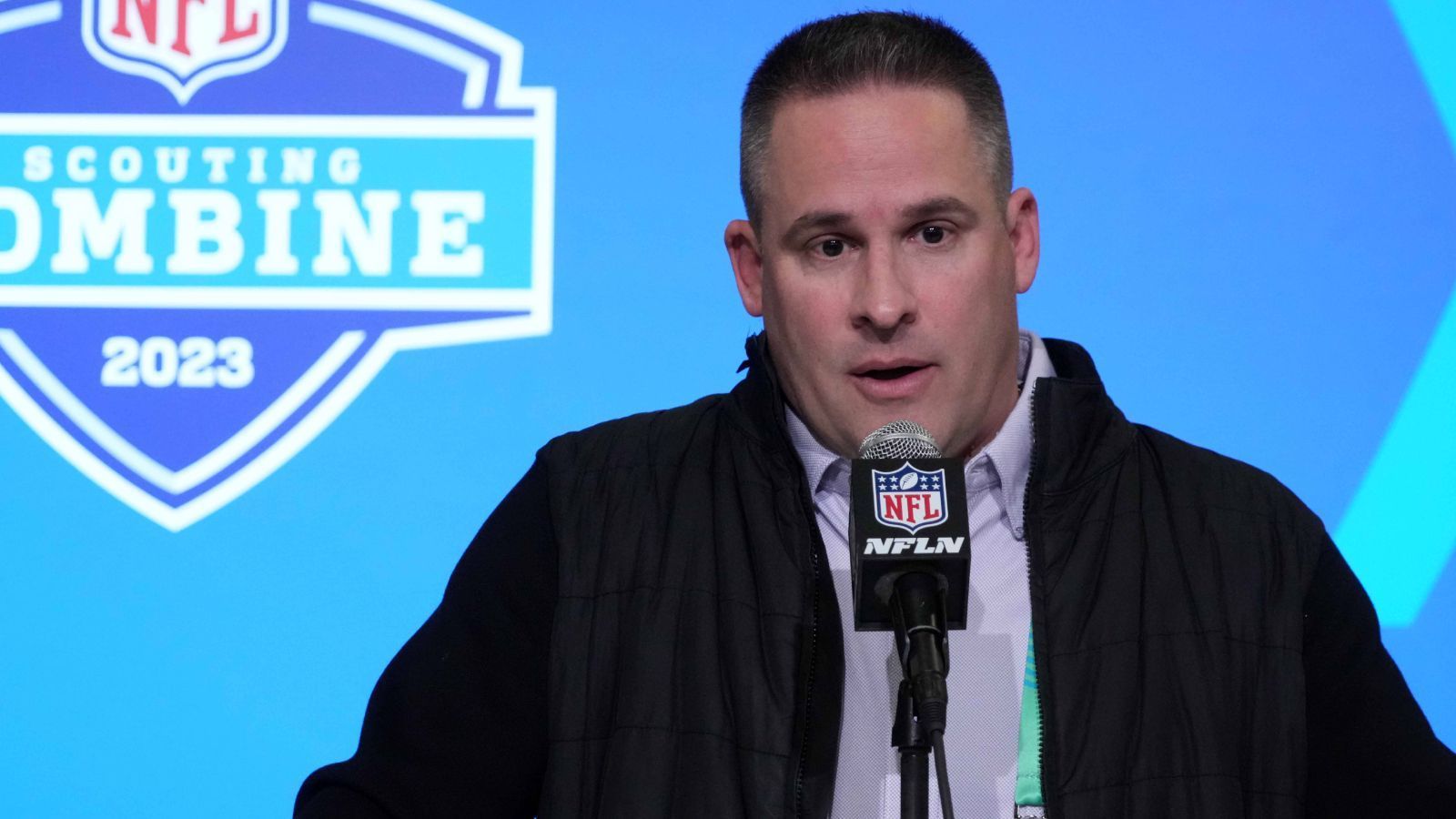 
                <strong>Platz 29: Josh McDaniels (Las Vegas Raiders)</strong><br>
                Stand heute muss man sagen, dass die Verpflichtung von Josh McDaniels als neuer Head Coach der Las Vegas Raiders keine gute Idee war. Obwohl der damalige Cheftrainer Jon Gruden unter der Saison wegen eines Rassismus-Skandals entlassen wurde, schafften die Raiders 2021 mit einer Bilanz von zehn Siegen und sieben Niederlagen den Sprung in die Playoffs. In McDaniels' erstem Jahr waren es vier gewonnene Spiele weniger, obwohl mit Davante Adams einer der besten Wide Receiver der NFL verpflichtet wurde. In der Offseason trennte das Team sich vom langjährigen Quarterback Derek Carr und holte stattdessen den extrem verletzungsanfälligen Jimmy Garoppolo – kaum ein Upgrade. Las Vegas muss in der kommenden Spielzeit schon einen enormen Sprung machen, damit McDaniels seine bisherigen Entscheidungen rechtfertigen kann.
              