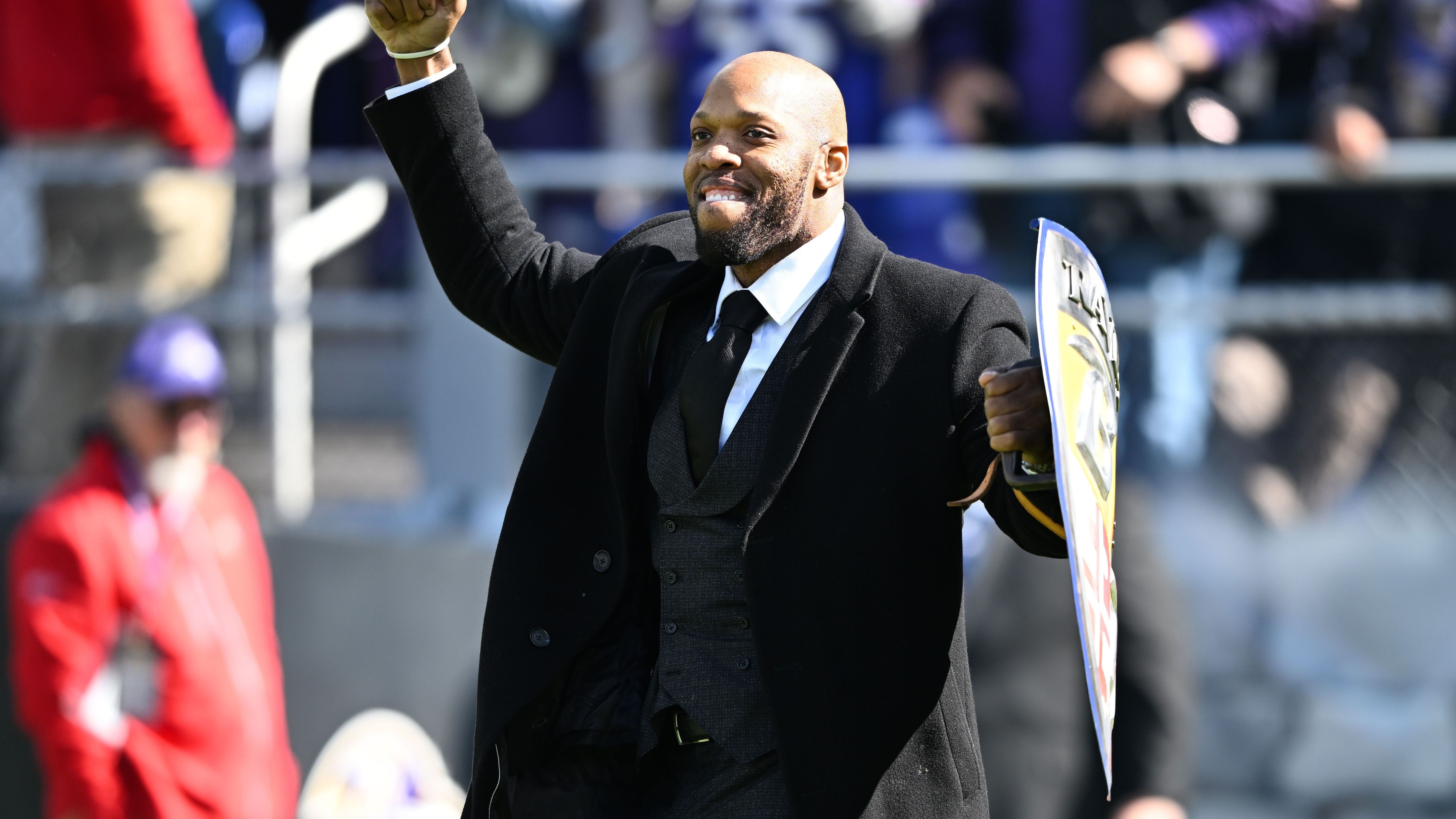 <strong>Terrell Suggs</strong><br>Position: Linebacker<br>Teams: Baltimore Ravens (2003 – 2018), Arizona Cardinals (2019), Kansas City Chiefs (2019)<br>Erfolge: Zwei Super-Bowl-Siege (XLVII, LIV), Sieben Mal Pro Bowl