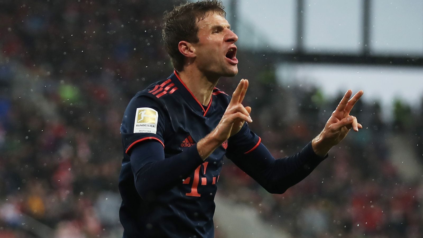 
                <strong>Thomas Müller ist wieder der Alte</strong><br>
                Unter Niko Kovac hatte Thomas Müller seine vielleicht schwerste Zeit beim FC Bayern: Immer wieder ließ er in Interviews seine Unzufriedenheit durchblicken. In den ersten zehn Spieltagen der Saison unter Kovac war er zudem fünf Mal nur Joker, kam teilweise nur in der Schlussphase. Unvergessen ist auch Lisa Müllers Social-Media-Ausfälligkeit gegen Kovac. Inzwischen müllert es wieder: 18 Scorer-Punkte hat der 30-Jährige unter Flick in Pflichtspielen gesammelt.
              