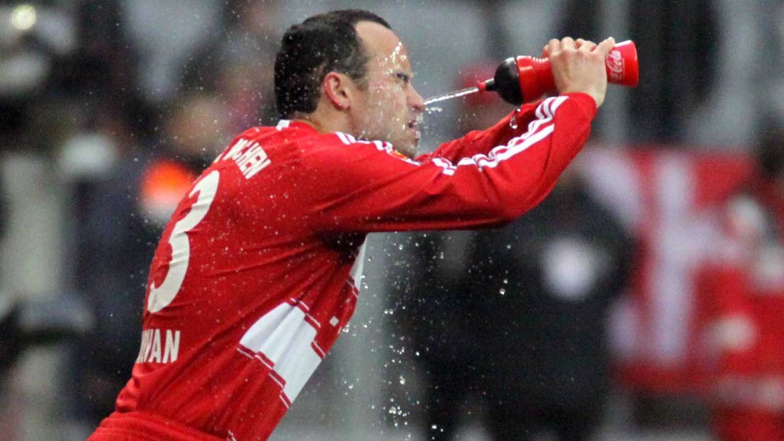 
                <strong>Sturm: Landon Donovan</strong><br>
                Von Los Angeles Galaxy wurde Donovan im Januar 2009 ausgeliehen. Der Wunschspieler von Jürgen Klinsmann durfte aber gerade einmal 176 Minuten im Bayern-Trikot auflaufen - und bereits im März war das Gastspiel des US-Amerikaners in München wieder vorbei. Selten gab es wohl eine kürzere Leihe. 
              