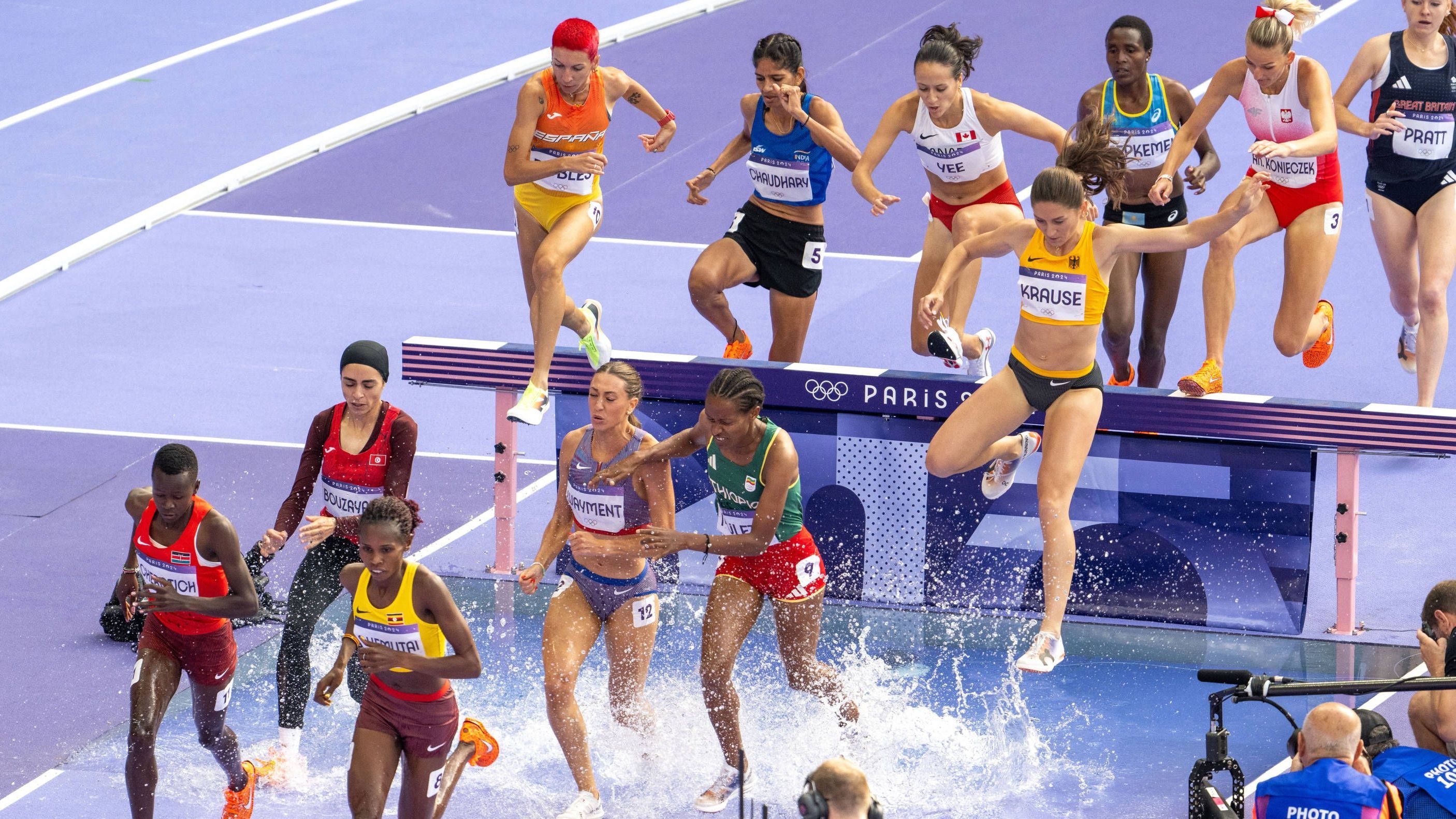 <strong>Olympia 2024: Die besten Bilder des neunten Tages</strong><br>Beim Hindernis-Lauf der Leichtathleten gehört der Wassergraben zu den besonderen Highlights. Dieser Schnappschuss zeigt, dass es durchaus auch zu einem Stau kommen kann.