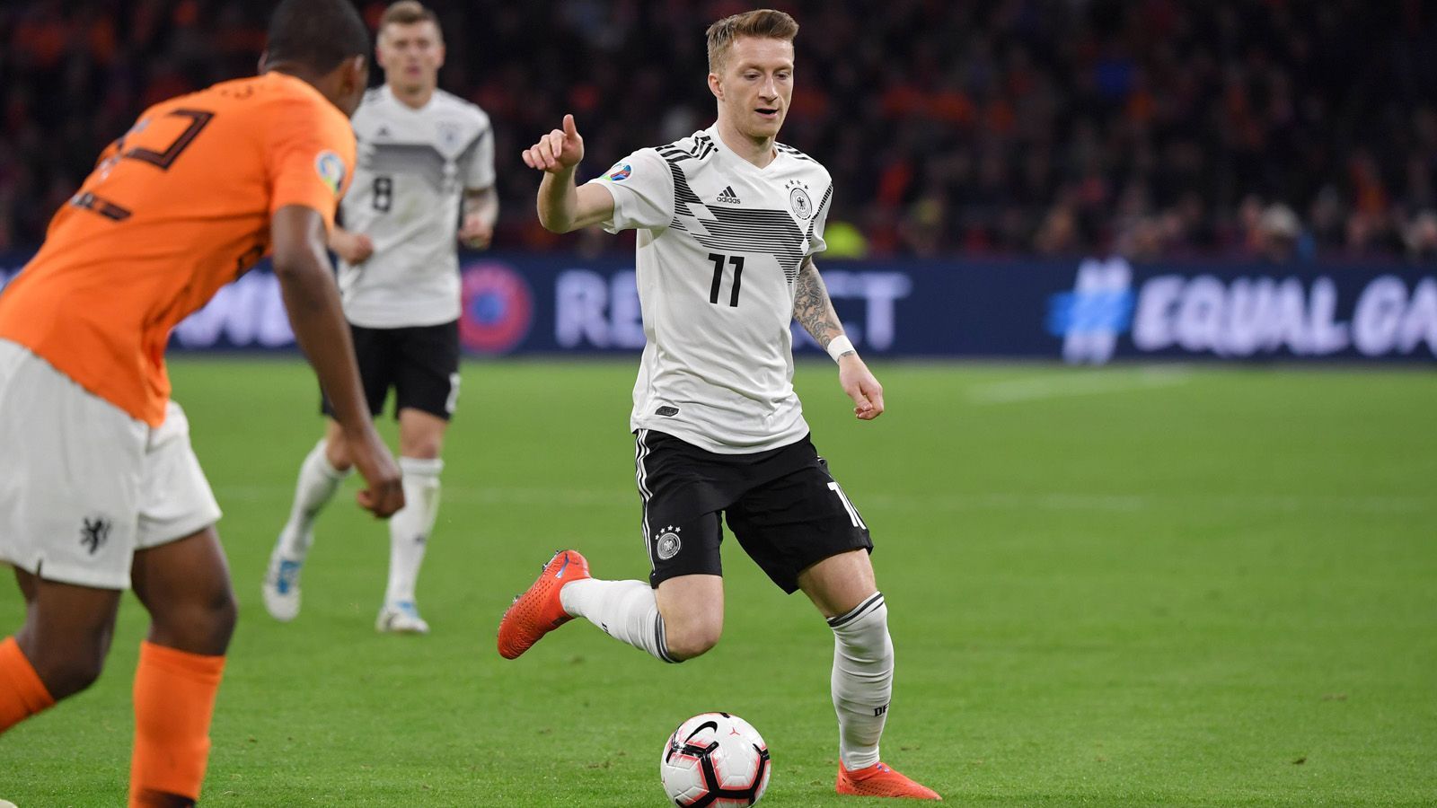 
                <strong>Marco Reus </strong><br>
                Der BVB-Kapitän wird in beiden Spielen jeweils eingewechselt, gegen die Niederlande steht er nur etwa vier Minuten auf dem Feld. Dennoch reicht dem angeschlagenen Reus der Kurzauftritt, um seine ganze Klasse unter Beweis zu stellen. Den Siegtreffer durch Nico Schulz bereitet Reus nach schönem Gündogan-Zuspiel mit viel Übersicht maßgerecht vor. Schon nach seiner Einwechslung gegen Serbien belebt Reus die Offensive der Mannschaft.
              