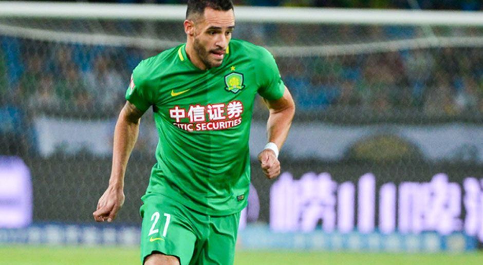 
                <strong>Renato Augusto</strong><br>
                Zu den Spielern von Roger Schmidt gehört unter anderem der Ex-Leverkusener Renato Augusto. Der 29-Jährige kam im Januar 2016 zu Beijing Guoan. Der Mittelfeldspieler lehnte damals ein Angebot vom FC Schalke 04 ab, weil es in China mehr zu verdienen gab. Sein Jahresgehalt soll laut Medienberichten bei neun Millionen Euro liegen. Nicht nur finanziell hat sich der Wechsel für ihn gelohnt. Augusto hat sich zurück in die brasilianische Nationalmannschaft gekämpft. "Vor zwei oder drei Jahren wäre es noch undenkbar gewesen, dass jemand nach China geht und so den Sprung zurück in die Nationalmannschaft schafft. Das beweist die rasante Entwicklung dieser Liga", sagt er.
              