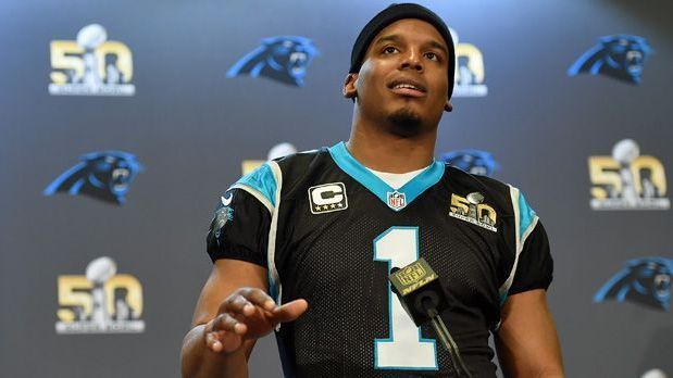 <strong>Platz: 6:&nbsp;Cam Newton</strong><br>Die ersten fünf Jahre von Cam Newton waren für Carolina Panthers spielverändernd und erreichten ihren Höhepunkt mit einem MVP-Lauf 2015 und einer Super Bowl-Teilnahme. Der QB beeindruckte als starker Passer und noch besserer Läufer. Seine so gute Genauigkeit ließ jedoch über die Jahre und während einiger Ersatzrollen stark nach. Newton rutschte ins Mittelmaß, ehe seine NFL-Karriere nach der Saison 2021 de facto endete.