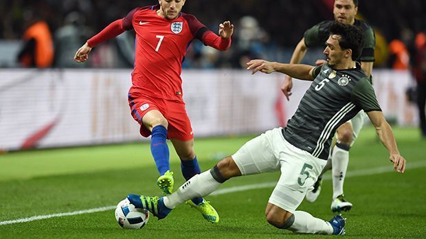 
                <strong>Mats Hummels</strong><br>
                Mats Hummels: Musste sich erst an seinen neuen Nebenmann Rüdiger gewöhnen. Bei einer Ecke gleich zu Beginn stimmte die Zuordnung nicht.  Danach hinten sicher, tauchte einige Male gefährlich im englischen Strafraum auf. Blieb in der Halbzeit in der Kabine. ran-Note: 3
              