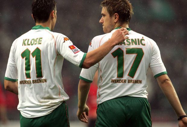 
                <strong>K2 (Klose, Klasnic)</strong><br>
                "K2", angelehnt an den zweithöchsten Berg der Welt, stand für das Werder-Duo Miroslav Klose und Ivan Klasnic. Der "K und K-Sturm" ging von 2004 bis 2007 auf Torejagd.
              