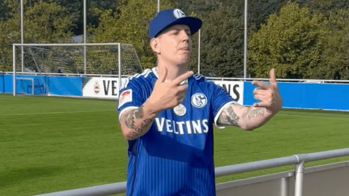 <strong>Money Boy: Schalke 04</strong><br>Der Wiener Money Boy hatte einen überraschenden Auftritt auf dem Trainingsgelände der Knappen, um ein Musikvideo zu seinem neuen Song "Schalke" zu drehen. Der Boy outete sich als neuer Fan der Königsblauen -&nbsp; ausschlaggebend war dabei die Tradition des Vereins, die blaue Farbe, und Youngster Ouedraogo: "Der ist schon krass" beschreibt Fußballexperte Money Boy das Schalker Talent.&nbsp;