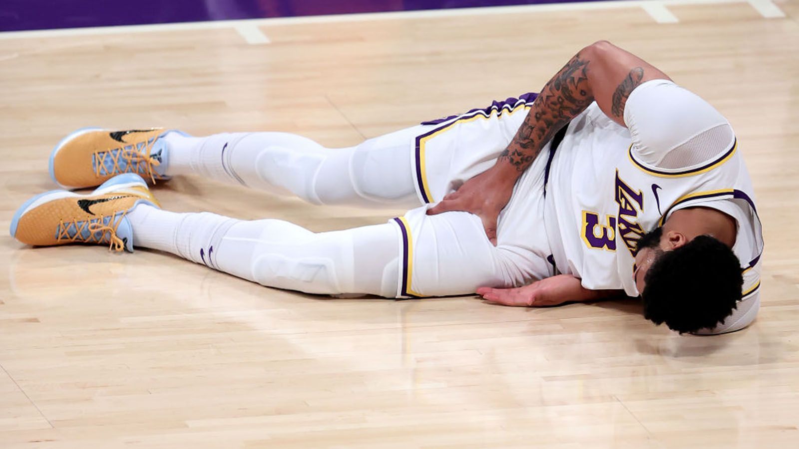 
                <strong>Anthony Davis (Los Angeles Lakers)</strong><br>
                Der Big Man der Lakers plagte sich bereits in der regulären Saison mit einer langwierigen Verletzung an der Achillessehne herum. In den Playoffs verletzte er sich gegen die Phoenix Suns am Oberschenkel und kehrte erst zu Spiel sechs wieder zurück. Das frühe Lakers-Aus konnte AD dann nicht mehr verhindern. Der Big Man steht sinnbildlich für die Probleme der Superstars in dieser Saison. 
              