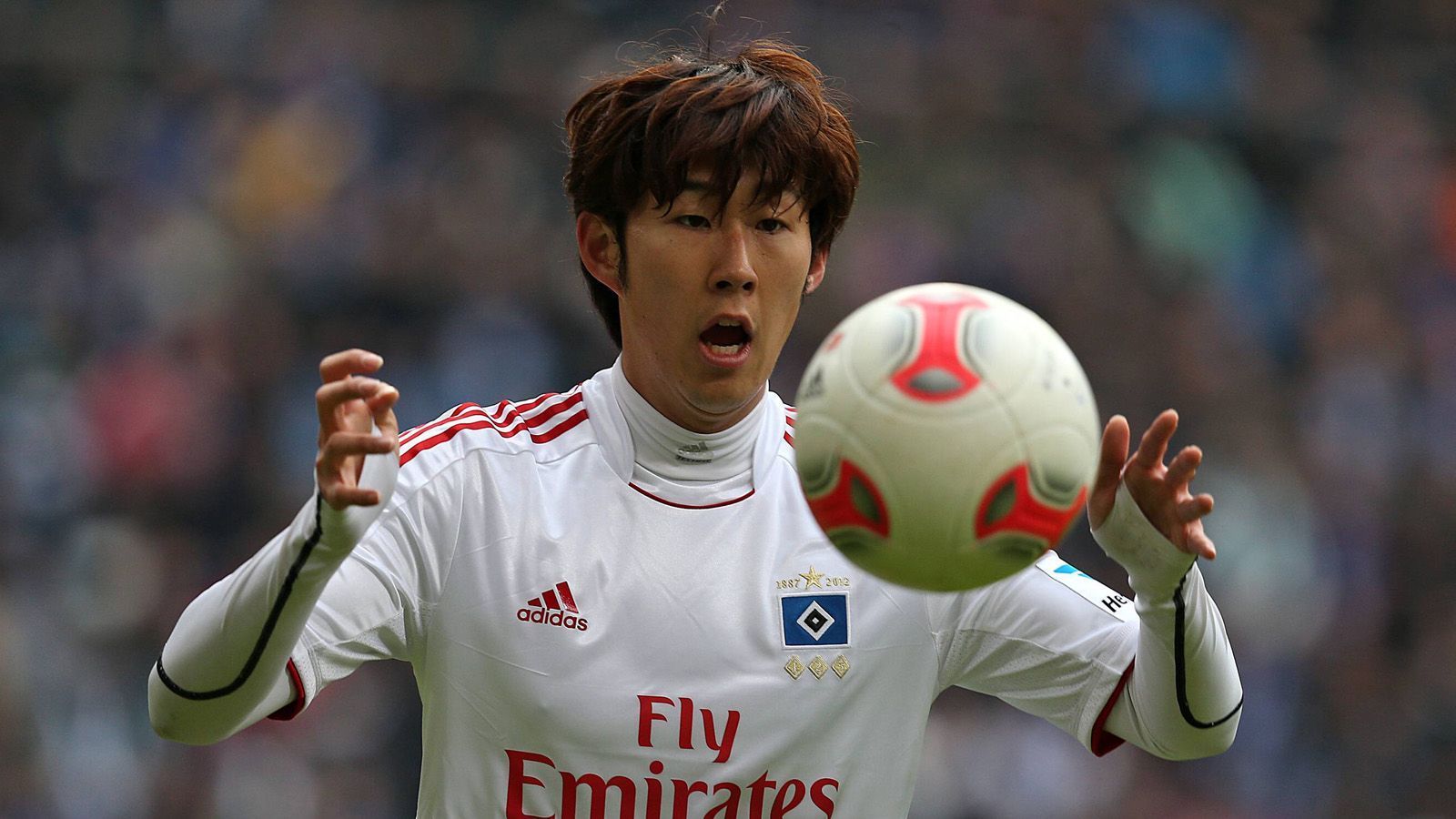 
                <strong>Flügelspieler: Heung-min Son</strong><br>
                Heung-min Son zählt heute zu den besten Flügelspielern der Welt. Der Hamburger SV war sein Sprungbrett auf dem Wege dorthin. Mit 16 Jahren schloss sich der Südkoreaner der Nachwuchsabteilung des HSV an, spielte von 2010 bis 2013 für die Bundesligamannschaft. Seine Stärken waren und sind seine Schnelligkeit, seine Technik und seine Effektivität. Heute spielt er für Tottenham Hotspur.   
              