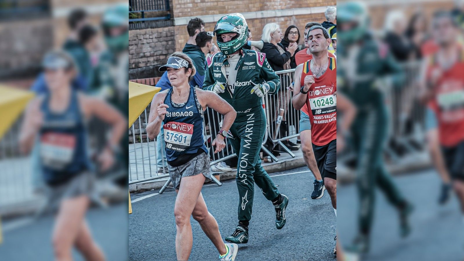 
                <strong>Marathon in Rennmontur! Vettel-Kollege stellt Weltrekord auf</strong><br>
                Außergewöhnliche Aktion von George Crawford. Der Software-Entwickler von Aston Martin hat am vergangenen Wochenende am London Marathon teilgenommen. Das Teammitglied von Sebastian Vettel lief die 42,195 Kilometer dabei aber nicht einfach irgendwie, sondern in der vollen Rennmontur von Vettel-Teamkollege Lance Stroll. Mit Rennanzug, Helm, Handschuhen und Rennschuhen erreichte er in nur drei Stunden und 28 Minuten sein Ziel und stellte damit einen neuen Weltrekord auf, der es ins Guinness Buch der Rekorde schafft. Noch nie lief ein Mann einen Marathon in voller Rennkleidung derart schnell. Ganz nebenbei hat Crawford auch noch 5.000 Dollar für ein Charity-Projekt zugunsten mentaler Gesundheit gesammelt.
              