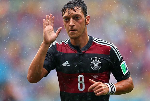 
                <strong>STEIGERUNGSBEDARF: Mesut Özil</strong><br>
                Der Spielmacher stand zwar in allen drei Spielen in der Startelf, vermochte aber nicht vollends zu überzeugen. Nach den schwachen Testspielen zeigte sich der Arsenal-Star leicht verbessert, doch es ist ihm deutlich anzumerken, dass er sich im Zentrum wohler fühlt als auf der rechten Seite.
              