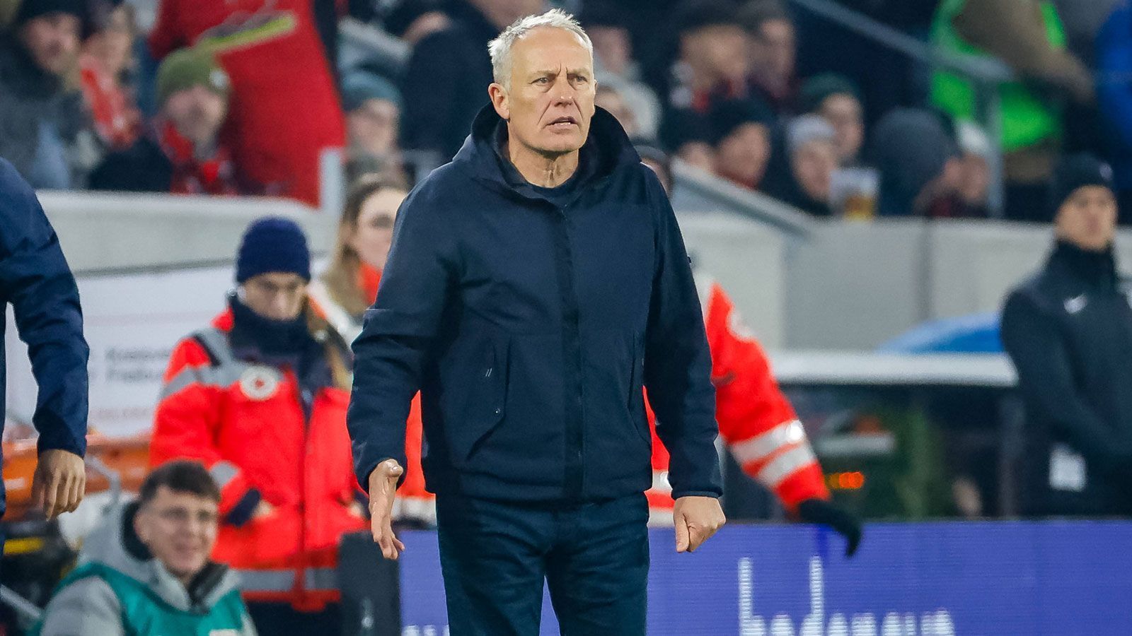 
                <strong>Gewinner: Christian Streich</strong><br>
                Christian Streich ist das Gesicht des SC Freiburg und hat längst Kultstatus erreicht. Seit nunmehr elf Jahren tigert der 57-Jährige an der Seitenlinie der Breisgauer auf und ab - und erreichte am Mittwoch einen weiteren Meilenstein. Mit seinem 340. Bundesliga-Spiel als Trainer des SCF zog er mit Freiburg-Legende Volker Finke gleich, was die Anzahl der betreuten Partien in Deutschlands höchster Spielklasse für seinen Klub angeht. Wie wenig ihn der Rekord interessiert, machte er schon vor dem Duell mit Frankfurt (1:1) deutlich. "Hat jetzt keine so große Relevanz", so Streich auf der Pressekonferenz. Wir sagen trotzdem: Chapeau, Christian Streich!
              