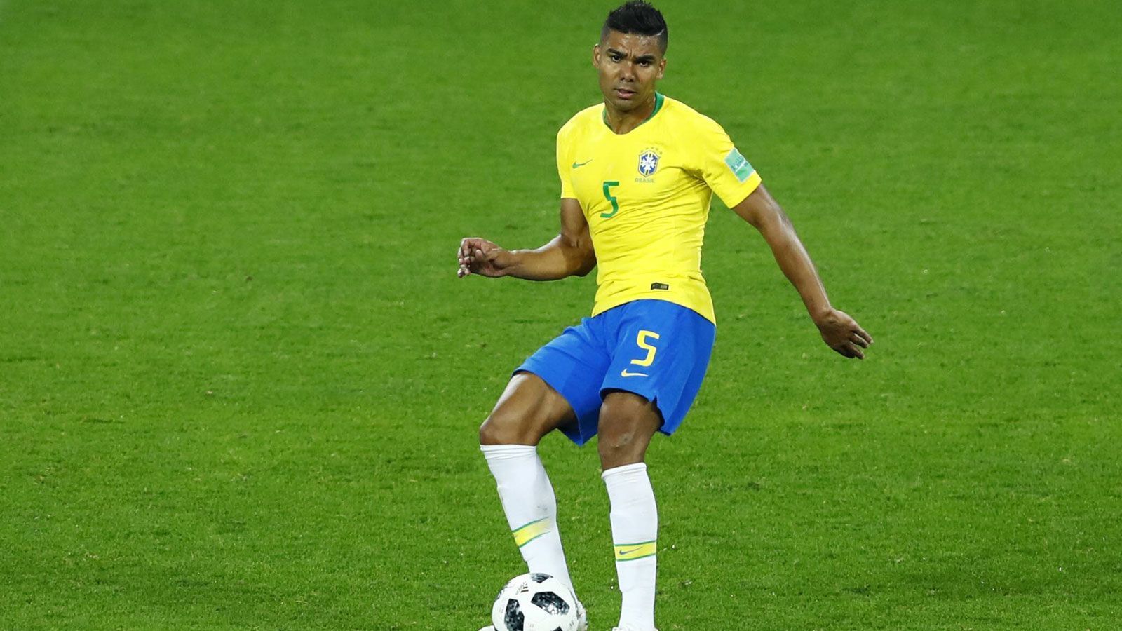 
                <strong>Casemiro</strong><br>
                Kann in der Schaltzentrale die Löcher zunächst nicht oder nur unzureichend stopfen, wird von den schnellen Kontern der Mexikaner zunächst überrascht. Findet sich und lenkt das Spiel später wesentlich souveräner, handelt sich aber eine Sperre für das Viertelfinale ein. ran-Note: 3
              