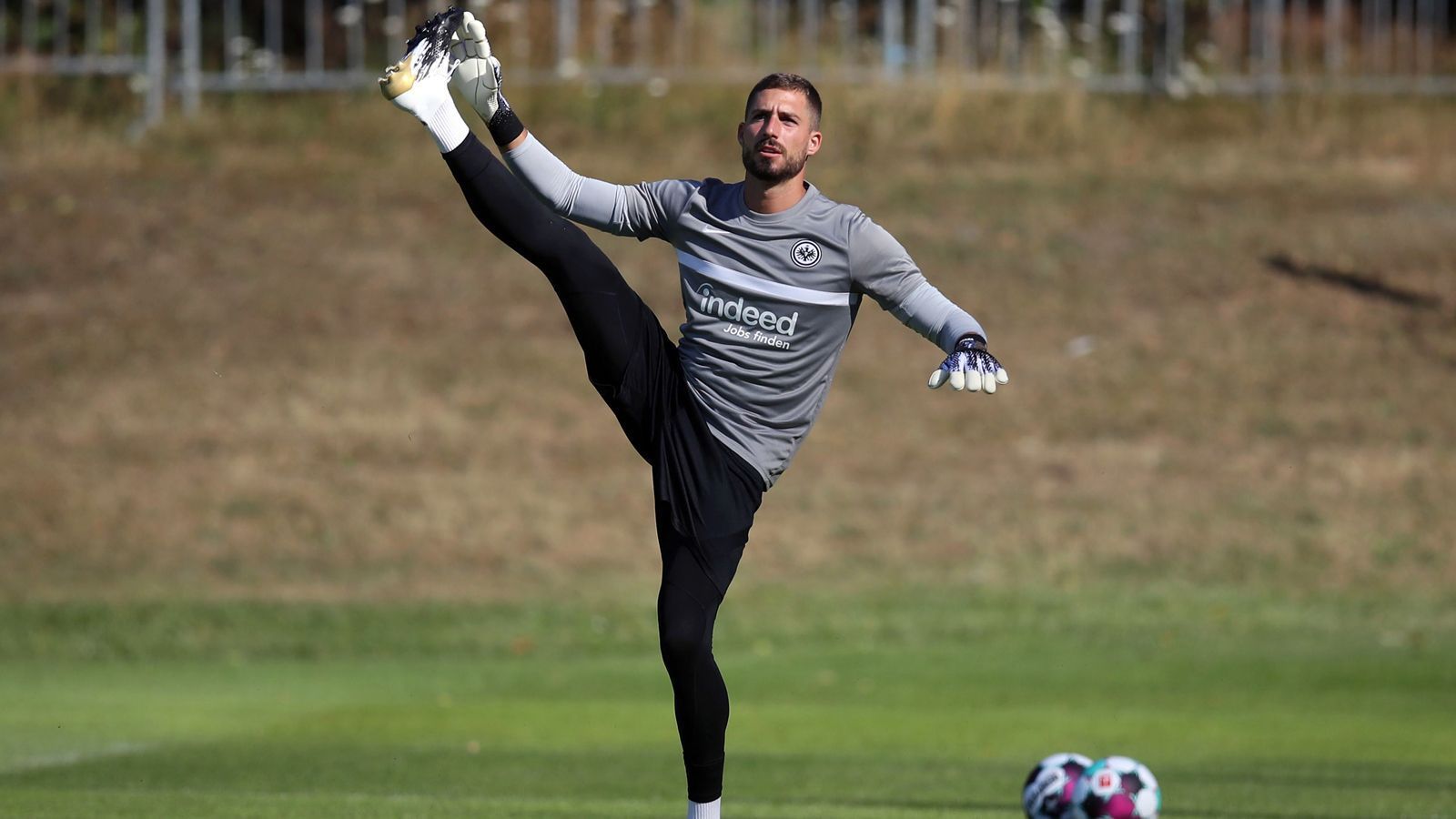 
                <strong>Eintracht Frankfurt</strong><br>
                Wie geht es in Frankfurt mit Kevin Trapp? "Bei Eintracht Frankfurt war nie einer unverkäuflich. Wir sagen aber auch nicht: Alle können gehen", sagte Sportvorstand Fredi Bobic der "Bild", stellte aber auch klar: "Kevin Trapp habe ich nicht auf den Markt geschmissen. Wir sind nicht unzufrieden, er ist unsere Nummer 1. Der super Konkurrenzkampf pusht Kevin. Er ist ein Gesicht für Eintracht Frankfurt. Es gibt aktuell keinen richtigen Torwartmarkt. Wir wissen, dass Spieler wie Kevin immer begehrt sind." Daher scheint ein Abgang des Routiniers weiterhin möglich zu sein. Gerüchte gab es zuletzt um einen Wechsel Trapps zur Hertha, doch das dementierte Eintracht-Coach Adi Hütter beim Trainingsauftakt vehement: "Zu Hertha BSC geht er jedenfalls nicht." 
              