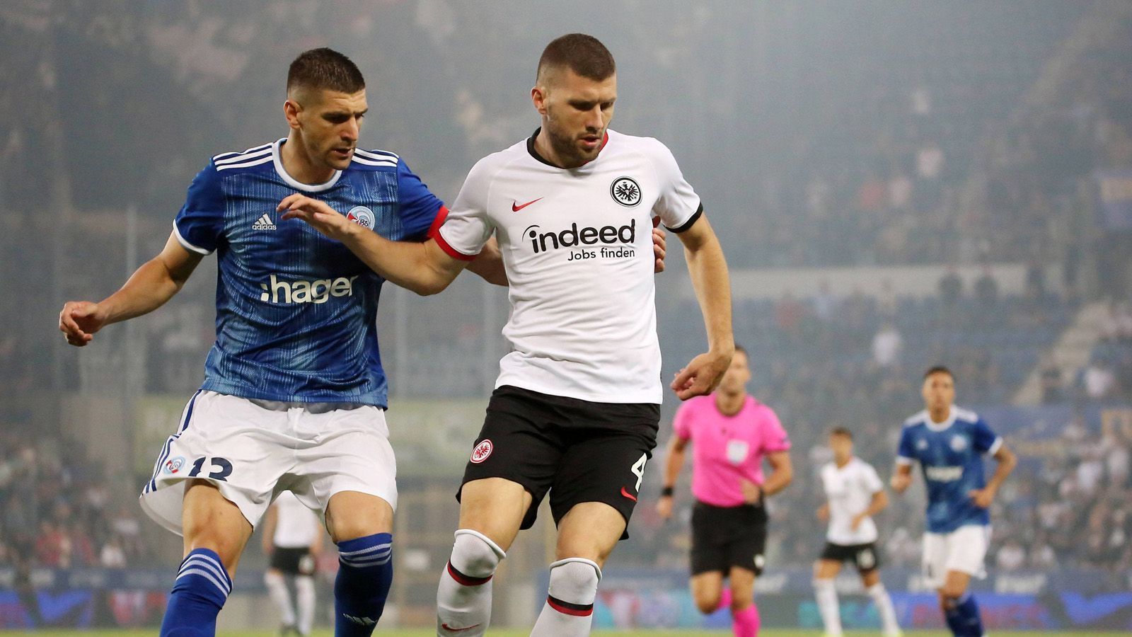 
                <strong>Ante Rebic</strong><br>
                Schweres Spiel für den Kroaten. Trotz aktiver Anfangsphase mangelt es der einzigen Spitze offensiv an Unterstützung. Segelt beim Gegentor unglücklich unter dem Ball durch und verschuldet so den Treffer von Straßburg. Macht zur Pause Platz für Paciencia. ran-Note: 4
              