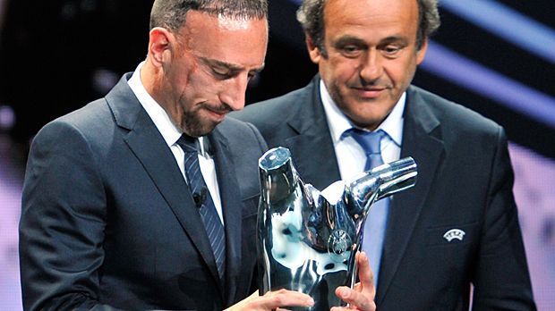 
                <strong>Franck Ribery</strong><br>
                2013 freute sich Franck Ribery über den etwas eigenwilligen Pokal. Die überragende Triple-Saison der Bayern wurde für den Franzosen durch die persönliche Auszeichnung als Europas Fußballer des Jahres abgerundet.
              