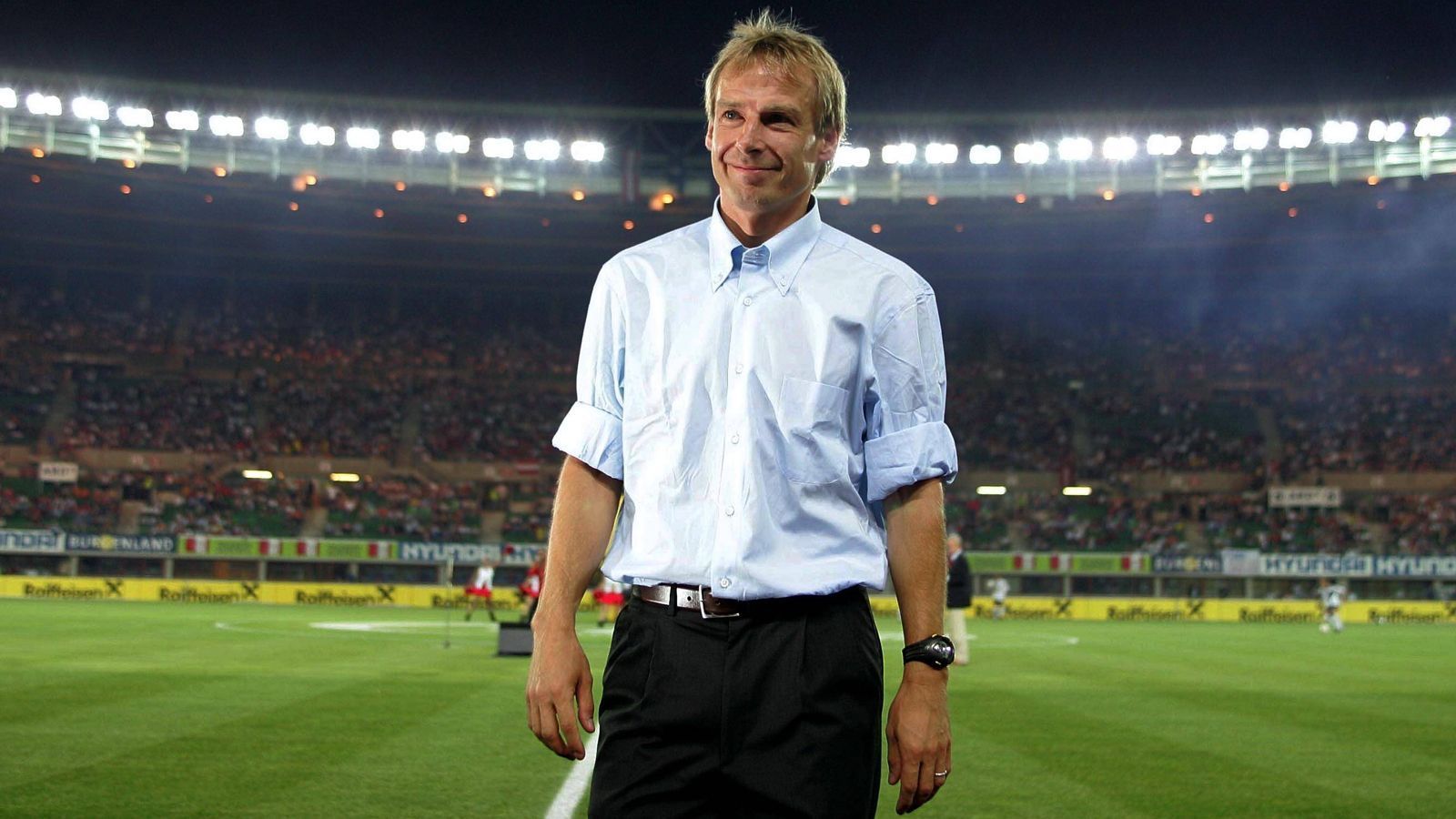 
                <strong>Jürgen Klinsmann</strong><br>
                Jürgen Klinsmann war die Überraschungslösung im Hinblick auf die WM 2006, weil er nie zuvor als Trainer gearbeitet hatte. Seine Trainerlizenz hatte er im Jahre 2000 bei einem DFB-Sonderlehrgang für ehemalige Nationalspieler erworben. Am 26. Juli 2004, also kurz nach der erfolglosen Europameisterschaft, wurde er als neuer Bundestrainer vorgestellt. Einen Monat später gewann Deutschland mit ihm 3:1 gegen Österreich.
              
