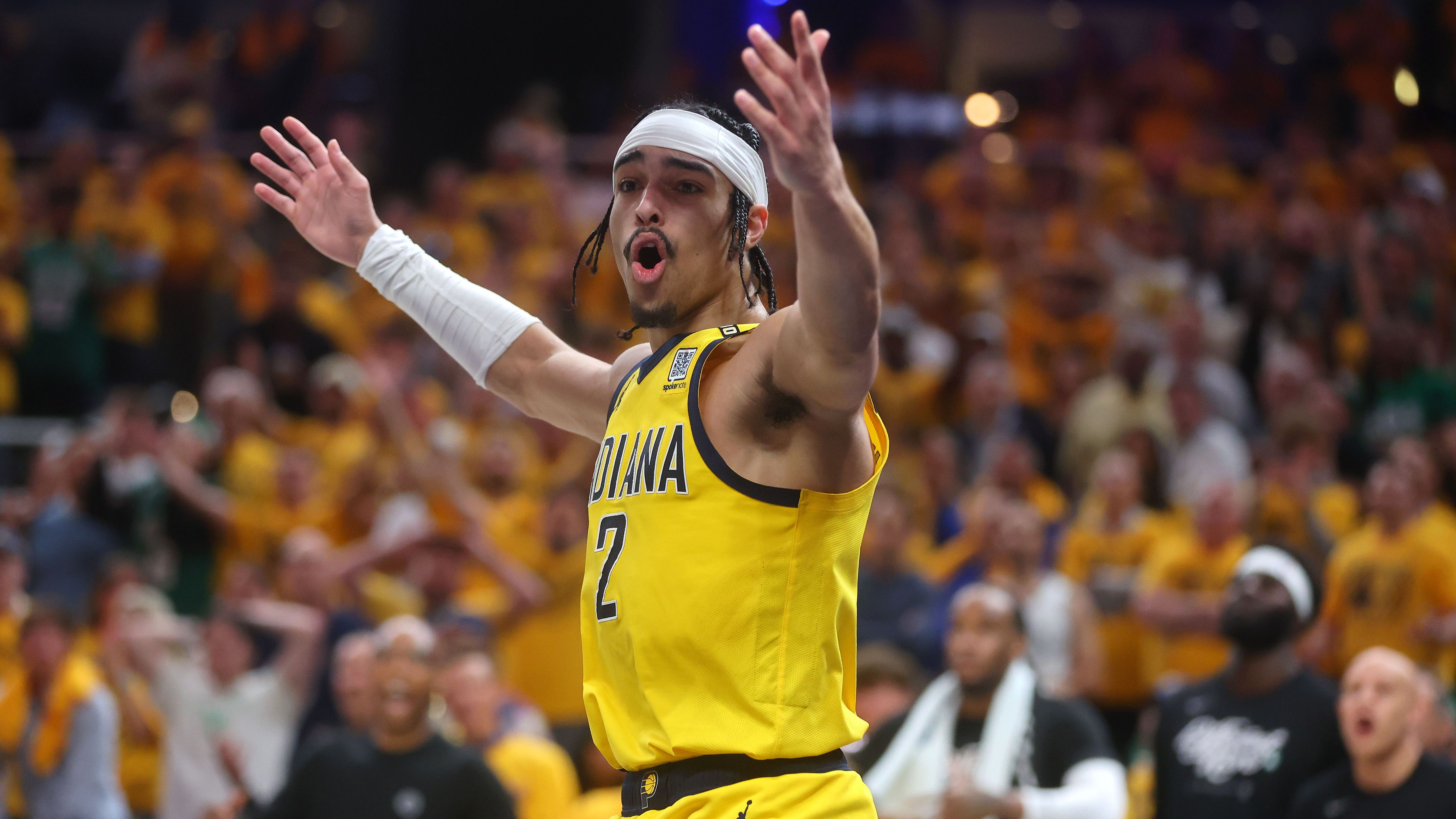 <strong>Honorable Mention: Andrew Nembhard (Indiana Pacers)</strong><br>Bisher war Andrew Nembhard nie besonders auffällig. In den diesjährigen Playoffs machte der 24-Jährige aber einen gewaltigen Sprung. In der Mitteldistanz traf er teils gefühlt jeden Wurf und war einer der wichtigsten Spieler, nachdem Haliburton verletzt ausgefallen war. Der kleine Guard traf fast 50 Prozent seiner Dreier und war generell extrem effizient. Seine Stats: 14,9 Punkte, 3,3 Rebounds und 5,5 Assists.