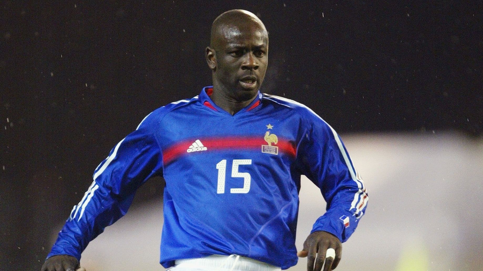 
                <strong>Abwehr: Lilian Thuram</strong><br>
                Abwehr - Lilian Thuram: Zahllose Titel und Auszeichnungen sind Zeugen der großartigen Karriere von Liliam Thuram. Bei der EM 2000 feierte der französische Rekordnationalspieler mit dem EM-Titel einen seiner größten Triumphe. Mit 16 Spielen bei EM-Endrunden ist er gemeinsam mit Edwin van der Saar immer noch EM-Rekordspieler.
              