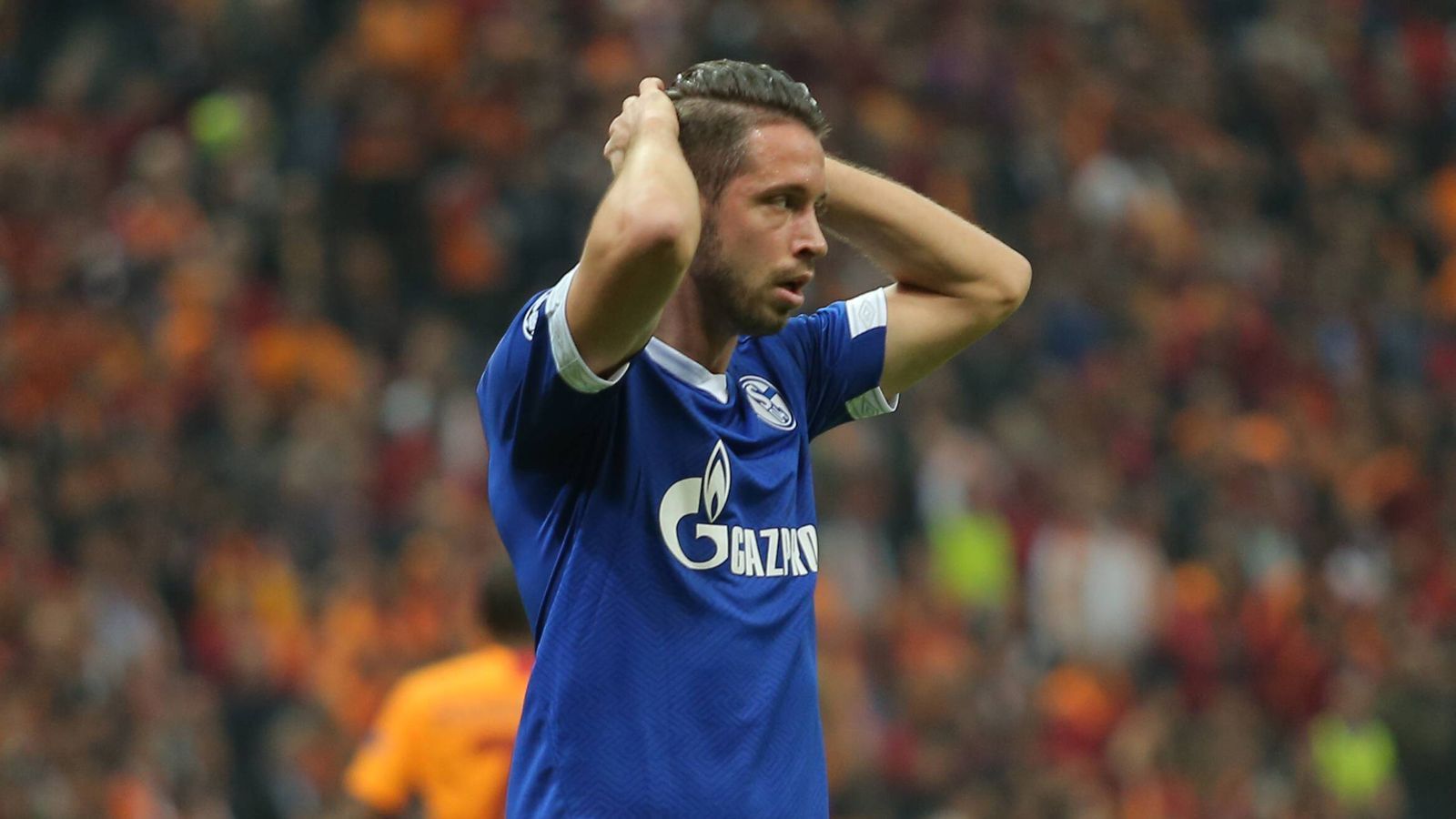 
                <strong>Mark Uth</strong><br>
                Neue Rolle für den Ex-Hoffenheimer: Er agiert als "Achter" im Mittelfeld, hinter den Spitzen, soll seine läuferischen und spielerischen Stärken einbringen, das Spiel mit ankurbeln. Nicht immer glücklich in seinen Aktionen, fuchst sich aber immer mehr in seine Aufgabe rein, mit klugen Pässen. Kämpferisch wie immer weit vorne. ran-Note: 3
              