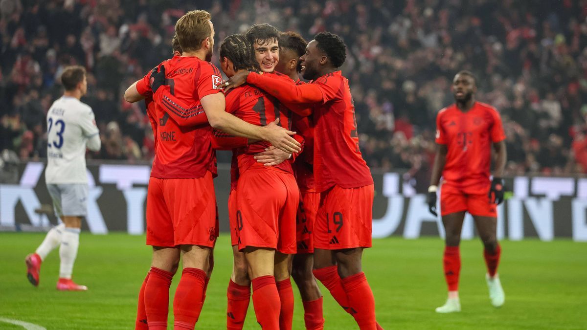 Torjubel zum Tor zum 1:0 durch Leroy Sane (FC Bayern Muenchen, 10), mit Harry Kane (FC Bayern Muenchen, 09) und Alphonso Davies (FC Bayern Muenchen, 19), mit Aleksandar Pavlovic (FC Bayern Muenchen...